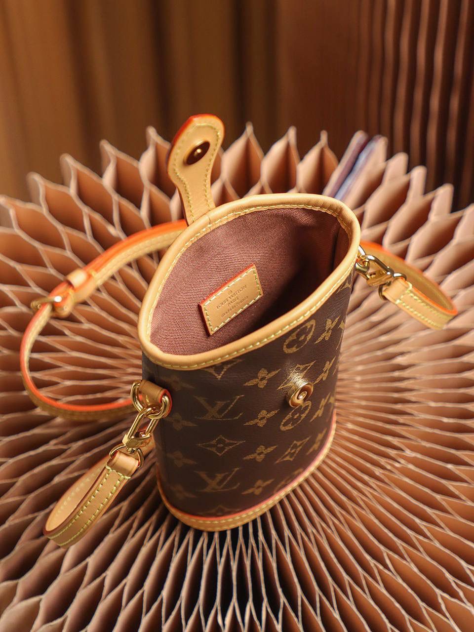 LV Fold Me 手拿包 👜✨ 特级原厂 · 老花 📏 尺寸：14.5 × 18 × 6.5 cm Fold Me 是小巧可爱的款～ 包型是长方形加椭圆设计，大家都叫它 Mini 薯条包 🍟 折叠式磁扣设计，开合很方便～ 可以当手拿包，也可以肩背 / 斜挎，复古又好看 💕 包包小小一个，但颜值真的很高 😍