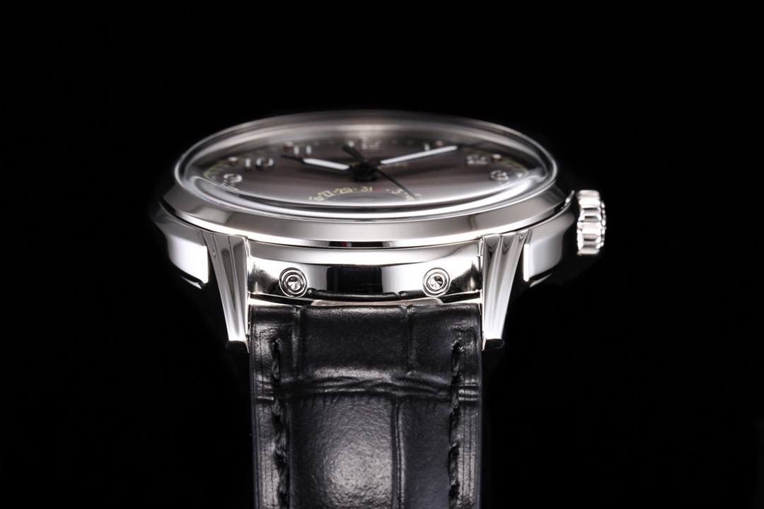 KR工厂耗时三年 打造顶级经典百达翡丽5320G-001超级复杂功能时计 40毫米一体冲压成型的双层式精钢表壳。 ①表盘边缘刻印有密分秒数刻度，配金质超强夜光阿拉伯数字 ② 时分针原版开模以巴顿式设计为基础，配以尖长的针尖，特色造型呼应1950年代Ref.1463计时码表的指针 ③表盘6点位置月相显示及日期 ④4点位置为闰年显示， 8点位置为日/夜24小时显示。注：非市场假功能版本。上面两位置功能为星期各月份 。 所有功能均有全真功能。⑤搭载KR独家324 S Q自动上链机芯 无论外观或是性能都是一丝不苟 完美的控制了表头厚度。 KR不惜重本，所有功能厚度全力还原如官网同步真功能！！！ 欢迎各大表友品鉴！！！