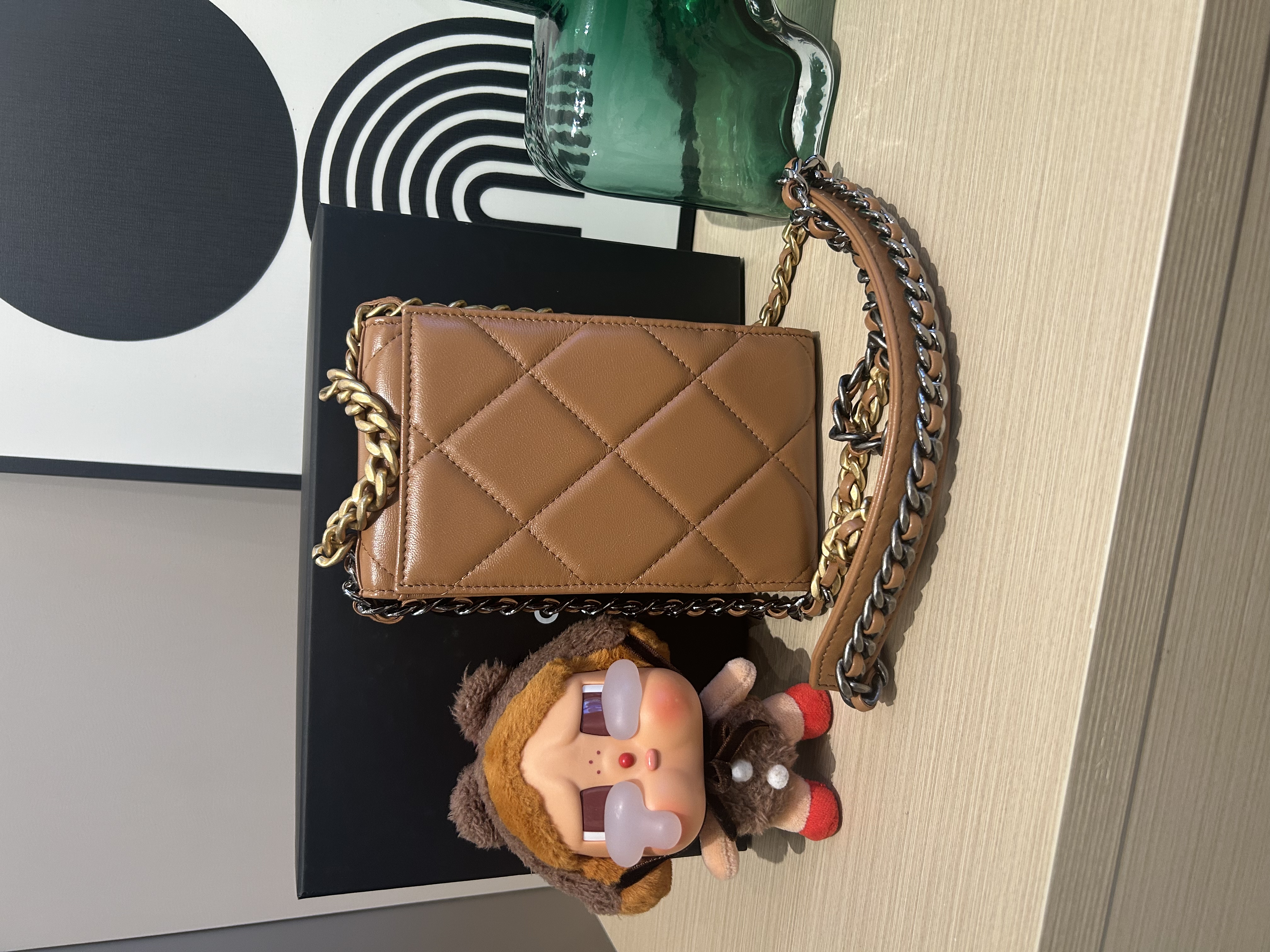 Chanel 19 clutch with chain phone woc 100%Authentic ,98%new ✅專門店收據✅晶片✅dust bag✅box 