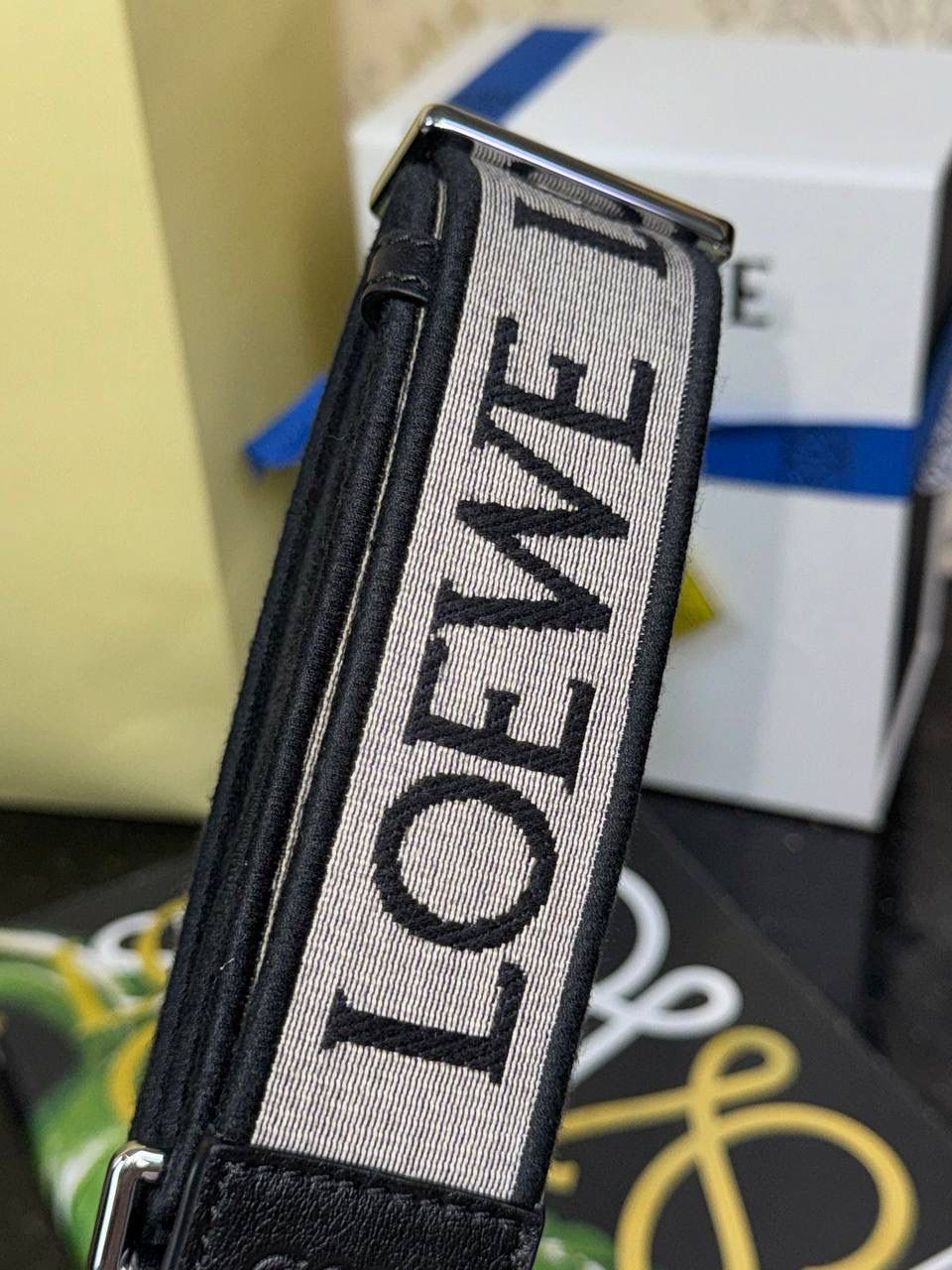 【黑/银尊享版】 —全新升级肩带出货啦❤️ 👉🏻独家进口机器，全新升级刺绣，无限接近砖贵𝙕𝙋👍 👉🏻满配Anagram图案，一条肩带，用途多多😀 长度：𝟗𝟗-𝟒𝐜𝐦 编码：182323 颜色：黑/银