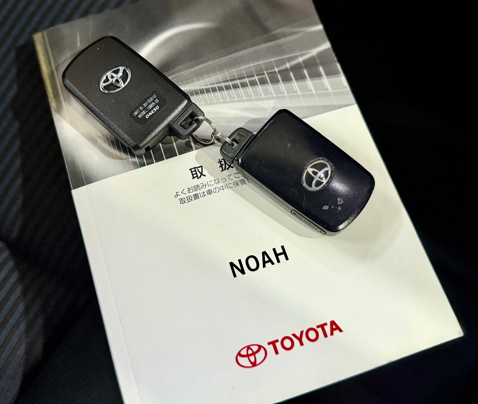 Toyota NOAH Hybrid 2015