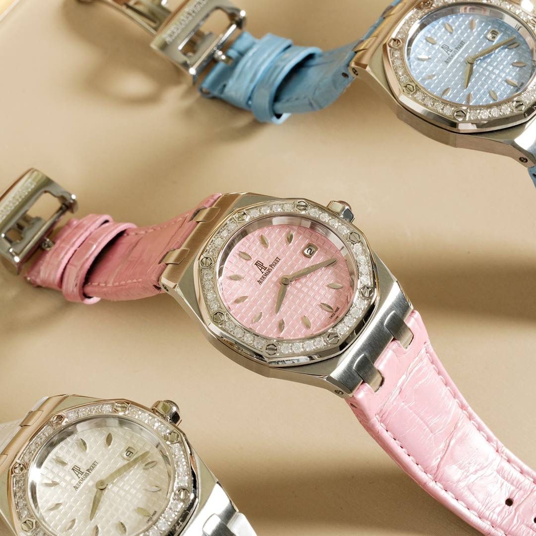 全网女神看过来😍😍这款爱彼女表才是最具有性价比的… 爱彼皇家橡树系列型号67601石英腕表，皇家橡树系列独有的八角形外观还拥有爱彼独特的设计风格也将女士优雅风格融入其中，深受女明星们的爱戴，表带澳洲湾鳄鱼皮，即使只有33毫米的小尺寸，也将爱彼独有的纯净美感与刚毅线条展现的淋漓尽致💝💖💘而镶满钻石的表圈也为佩戴的女士增添了更多的柔美。（32颗明亮式切割美钻，总重约0.65克拉）巴蒂镶嵌一枚半透明凸面蓝宝石，搭载瑞士进口石英机芯，拥有实用的日历显示功能，女士们佩戴起来不会显得沉重 ，配专柜最新全套包装发货！这种货一般数量不是很多哦