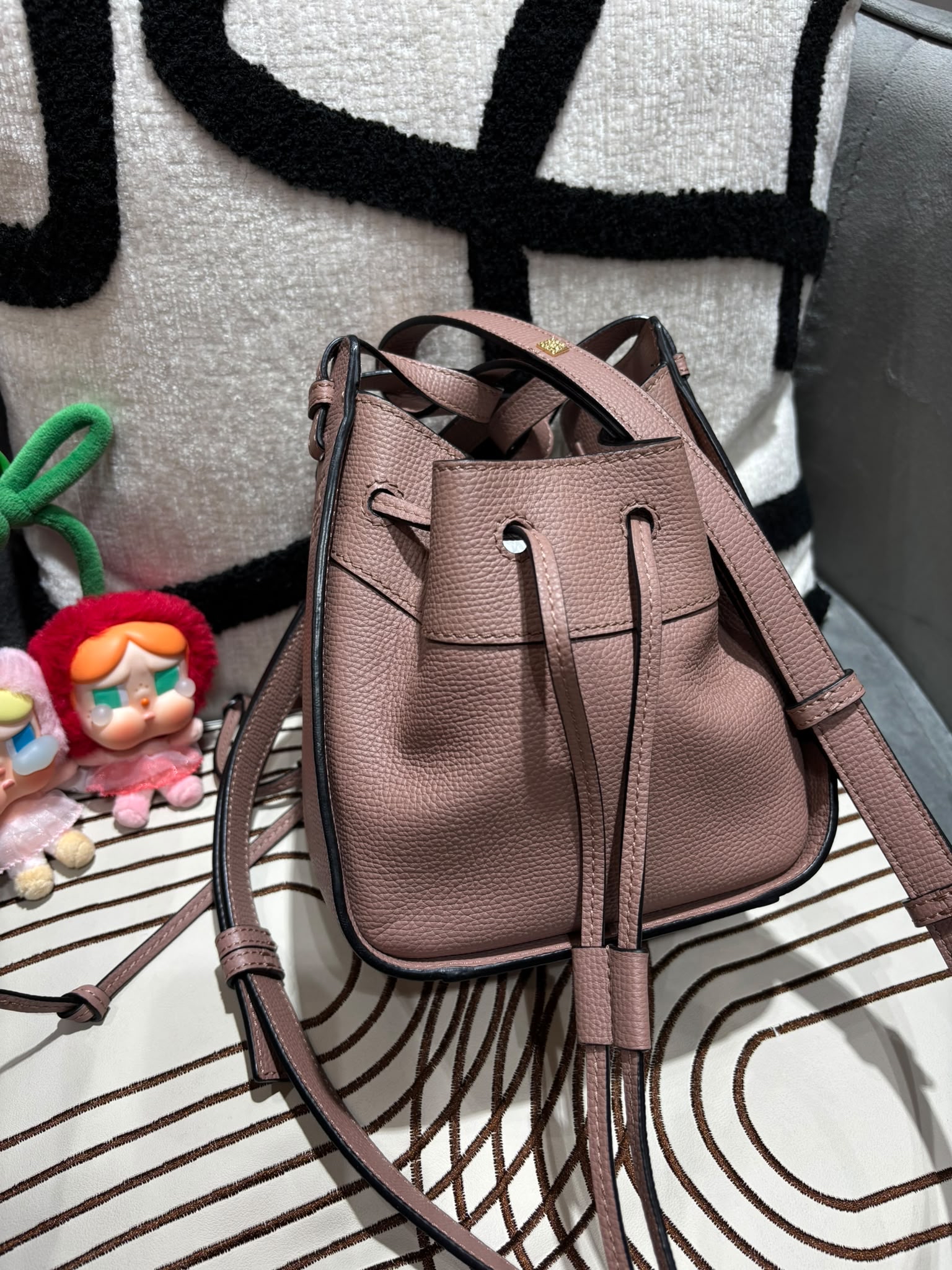 Loewe mini hammock 粒粒牛皮 100%Authentic, 98%New ✅Dust bag