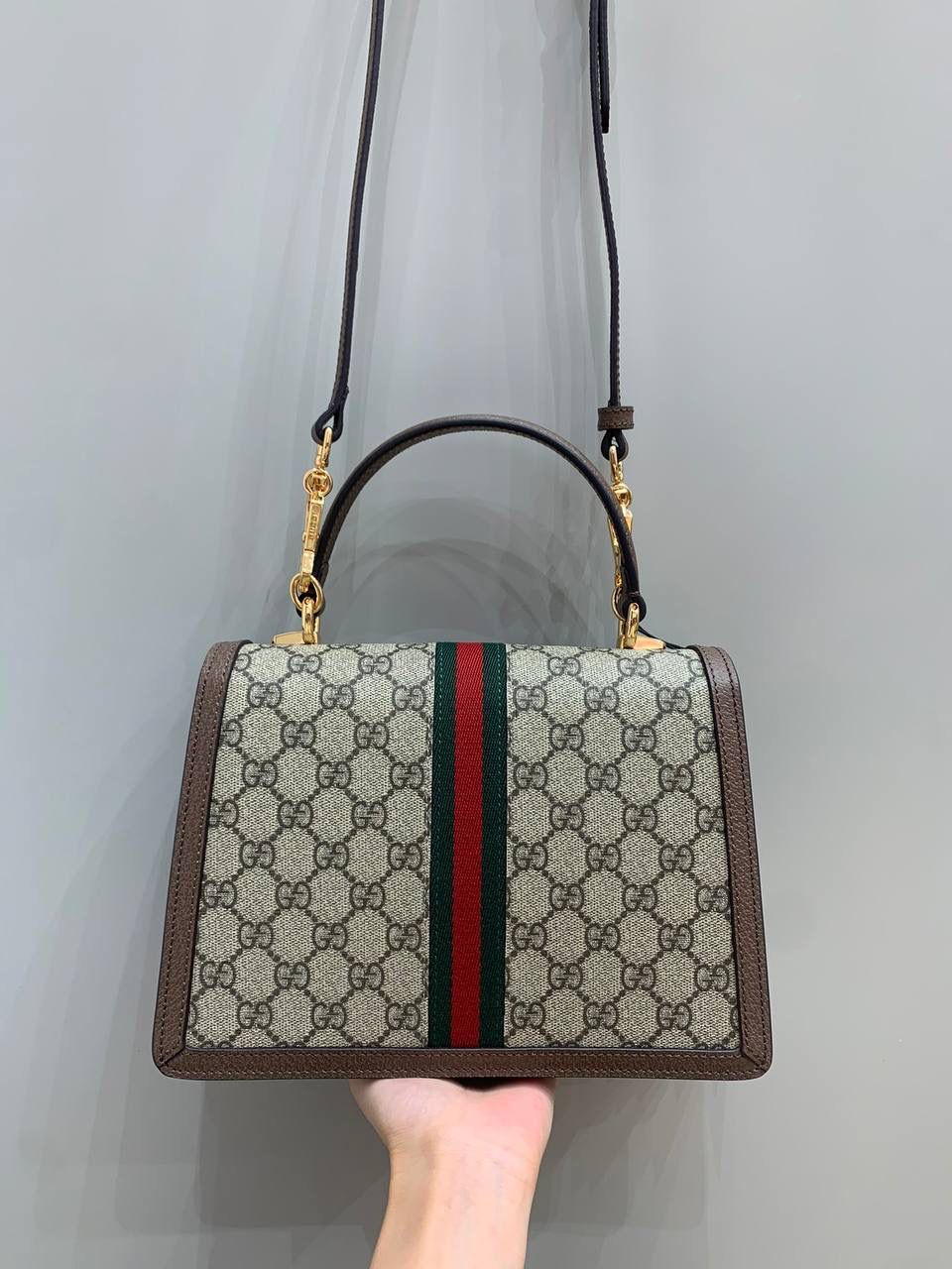 新背景实拍正品级 。久等了，我感觉等了一个世纪那么长，适合细品的手提，杨幂电视剧同款，给秦律的私服美到了心巴，更是秒种草了这款手提包，职场金英必备款吧！🤩🤩 真的是复古时髦并存，复古风真的很强！ 喜欢的姐妹赶紧冲！！ 型号651055 尺寸25/17.5/7cm