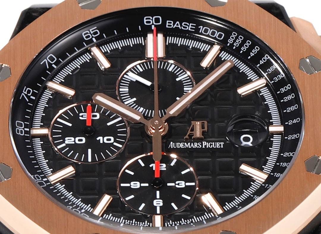 爱彼皇家橡树离岸型横空出世🔥💯引用全新的彩色陶瓷锻造技术，表壳与圈口的选料，不惜重本使用日本进口的氧化锆，无需任何颜料，以超高的压力与超高的温度锻造，形成超高密度的彩色陶瓷，再经过百里挑一，确保每一个成品都与原版毫无色差！CNC级别的打磨，将整一个表壳的边边角角完美处理，即使陶瓷，也做到毫不割手。圈口的拉丝，经过顶级的打磨技术，做到每一丝每一线都毫无断续，每一颗六角螺丝都与表框处在同一平面，拒绝一丝一毫的凸显与凹陷，诠释了何为顶级的复刻工艺！