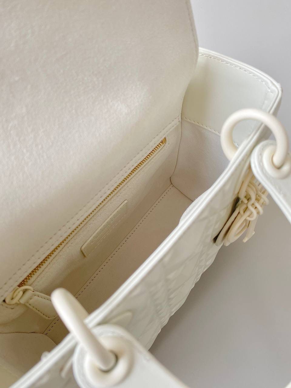 🈶钻石白 𝗗𝗶𝗼𝗿 𝗟𝗮𝗱𝘆 𝗯𝗮𝗴四格 特殊处理的哑光牛皮钻石藤格纹 八个切割面挺括有型，全套磨砂材质五金 复古时髦感超强，真是什么场合都可以把住 绝对是lady中的天花板了，强势出圈啦姐妹们 （配送8个五金字母） 20×16.8×8cm#4360m