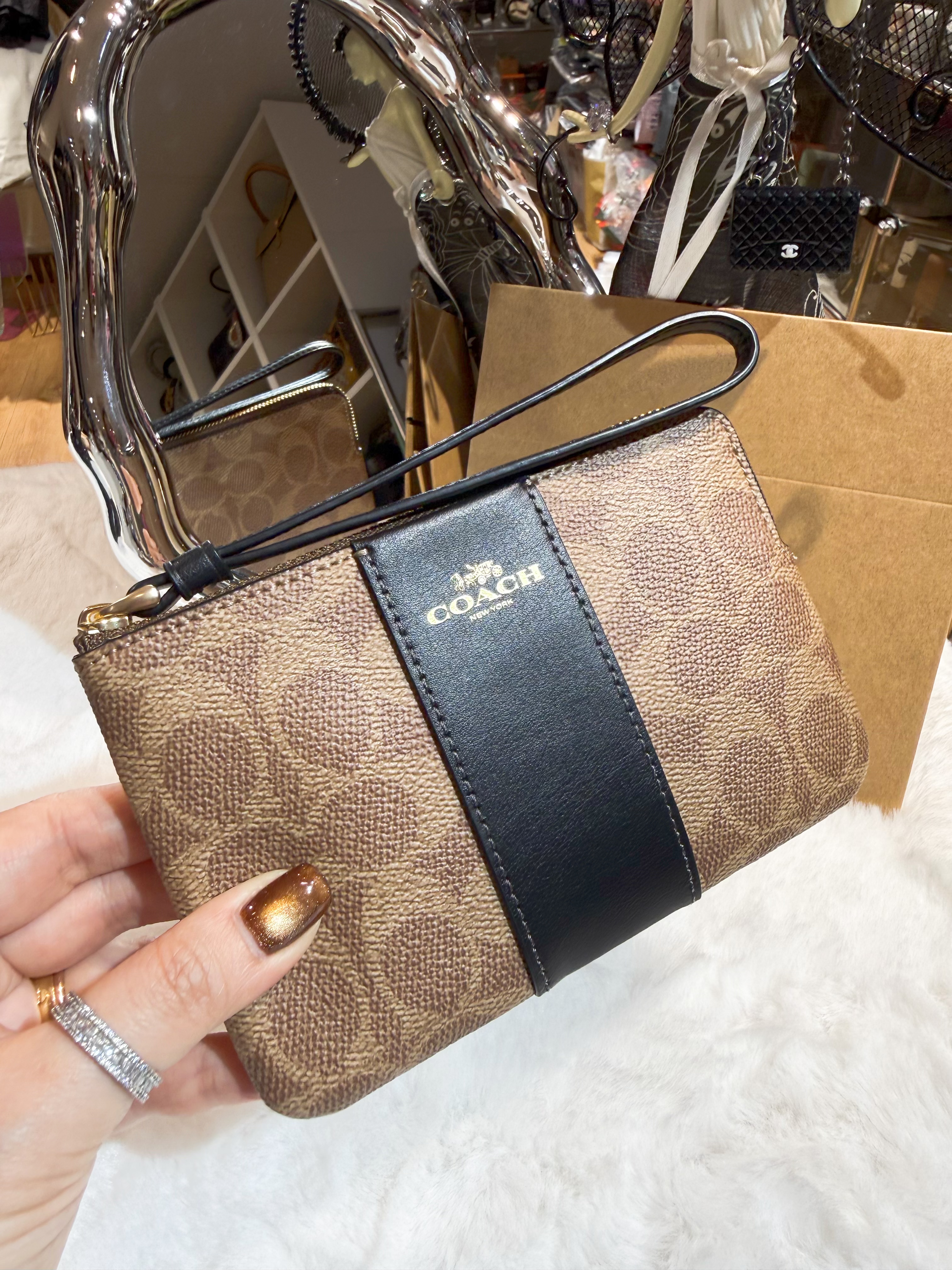 Coach wristlet logo/m/blk