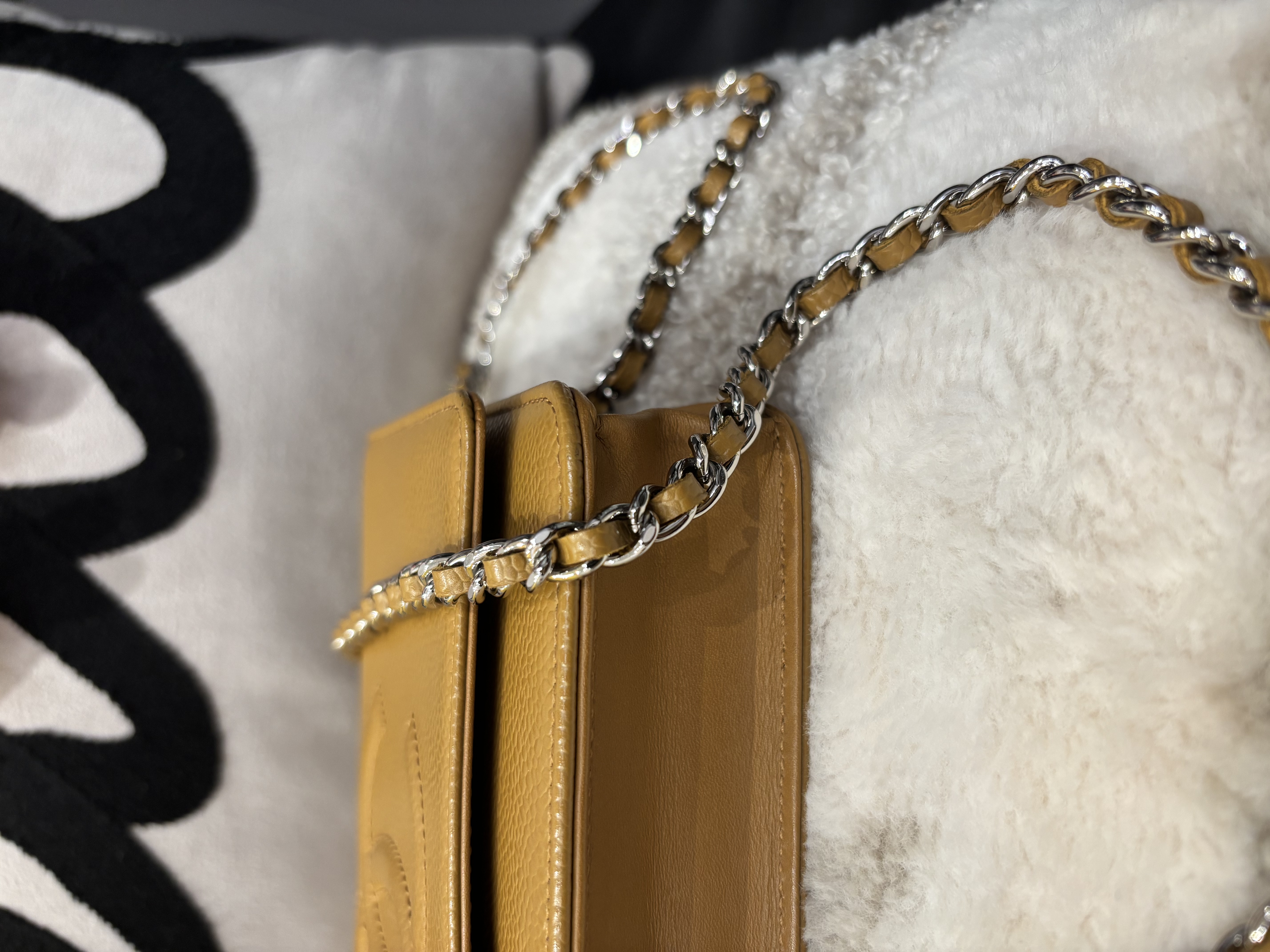 Chanel wallet on chain 100%Authentic, 98%New ✅17Card✅Box
