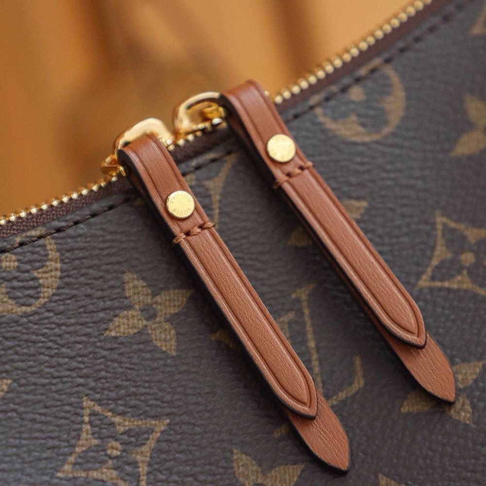 𝐋𝐎𝐎𝐏 𝐇𝐎𝐁𝐎走秀款 👜✨ ▪️尺寸：38*26*10cm▪️ 走秀款大碗豆包𝐋𝐨𝐨𝐩 𝐇𝐨𝐛𝐨实在太有时髦感了，以半月形弧度为轮廓，从秀场第一眼就爱上了，包型慵懒又时髦，可甜可盐， 老花拼色，经典又有亮点，两条肩带设计， 金属链条可当复古的腋下包使用， 皮肩带可斜挎可单肩，多种背法凹造型， 容纳量杠杠的，子母袋设计，用来当妈咪袋也是又时髦又实用，所谓的颜值担当并具备实用性的冠军，非它莫属！