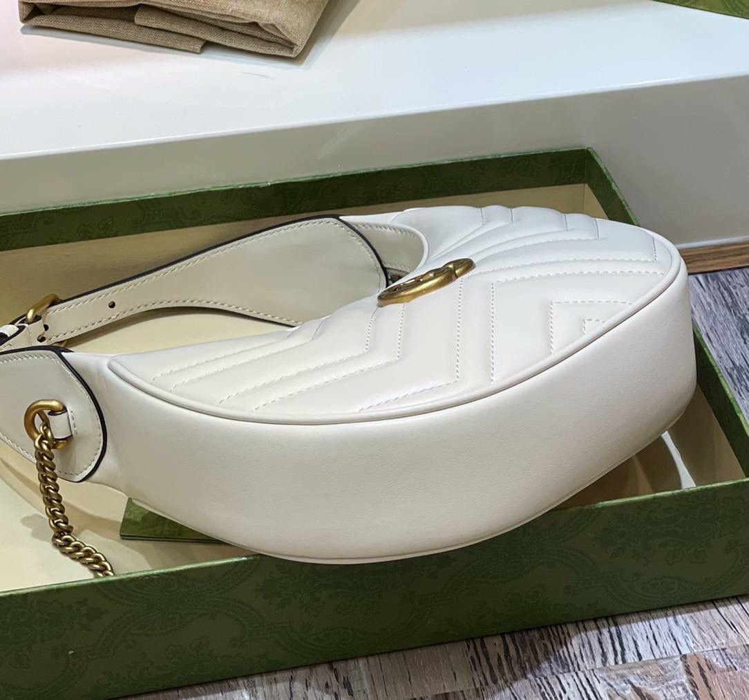 ✈️✈️✈️🔥𝐌𝐚𝐫𝐦𝐨𝐧𝐭系列半月包# ▫️型号：699514 ▫️尺寸：21.5*11*5cm 马尔蒙系列腋下包经典回归 四季热卖款，以月牙造型为特色，原厂牛皮立体绣花工艺饱满度很赞➕全铜五金❗️包包的轮廓很贴切身体的线条，可腋下手拎斜挎，性价比超高的一只.简直就是行走的种草机！788590