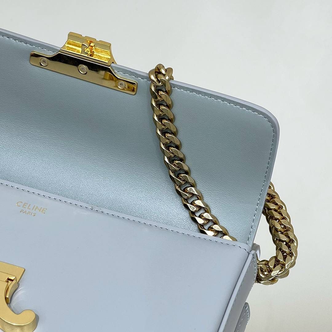 🔥大货实拍图 𝗖𝗘𝗟𝗜𝗡𝗘 ♥ 𝗧𝗥𝗜𝗢𝗠𝗣𝗛𝗘链条腋下包 型号：197993 尺寸：20.5*11.5*4cm