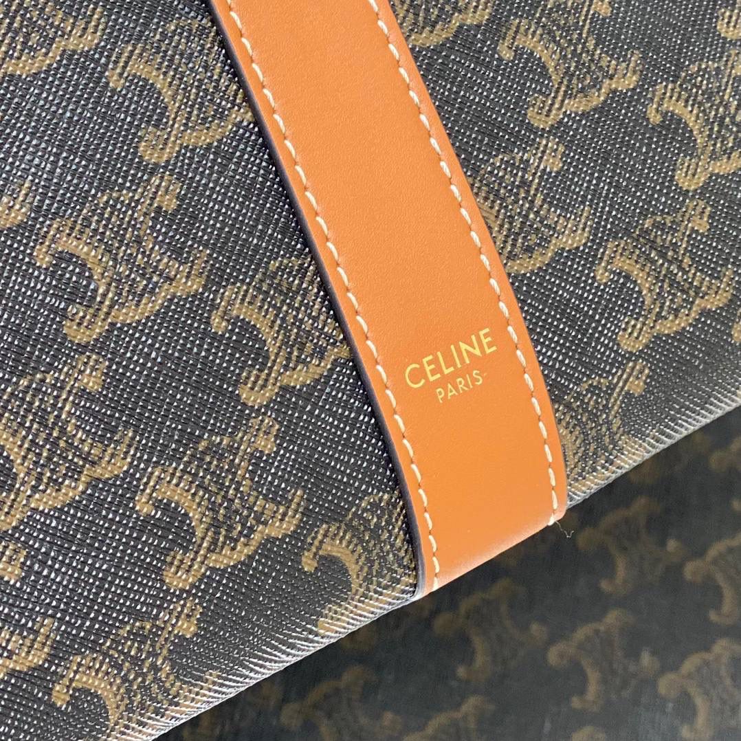 🔥大货实拍图 𝗖𝗘𝗟𝗜𝗡𝗘♥𝗧𝗥𝗜𝗢𝗠𝗣𝗛𝗘 𝗖𝗔𝗡𝗩𝗔𝗦购物袋 型号：191112 尺寸：30*37*22cm CELINE老花购物袋💁‍♀️不想和人撞包的妹子们可以考虑这款哦！经典的老花设计，简单又耐看，低调而不张扬，包包是磁扣开合，使用起来也很安全！