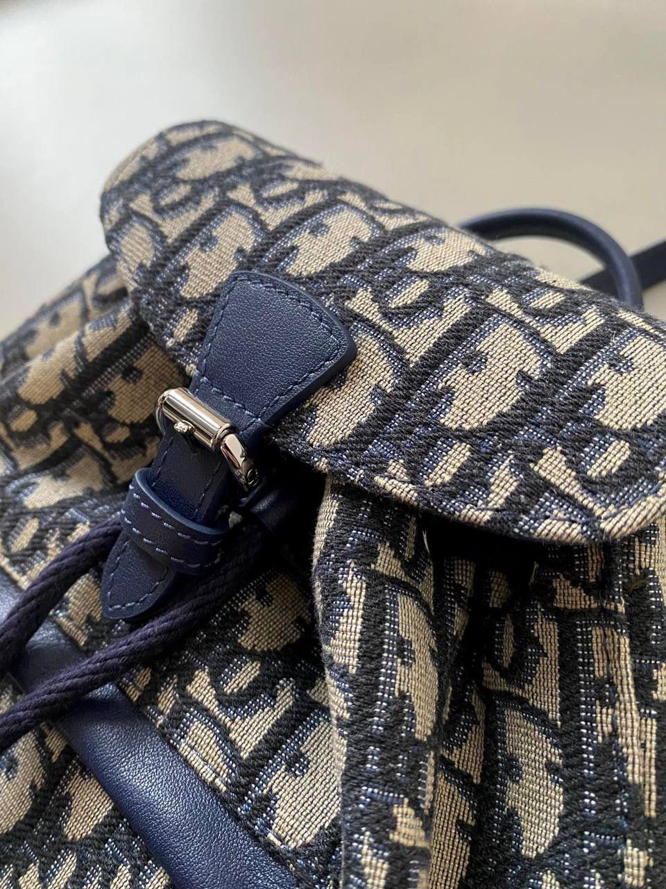 🈶老花蓝 𝗗𝗜𝗢𝗥 𝗕𝗮𝗯𝘆 𝗺𝗶𝗻𝗶双肩包 这么乖巧的超迷你尺寸，谁不迷糊啊！ 简直太太太可爱了，小小一只萌翻 俏皮的少女感非常减龄，又奶又显乖巧 大人小孩一起用啊！出门赚足眼球了！！ 手机是完全能装下的，日常用刚刚好 也很适合出游的时候背，轻便解放双方 可以毫不犹豫的首选，颜值实用并存 18×19.5×10.5cm #6616m