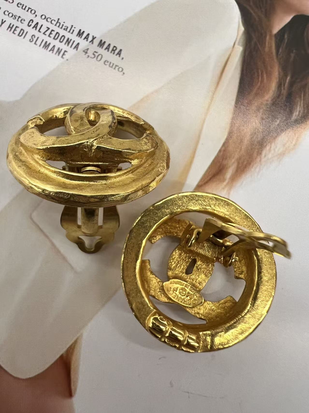 Chanel 簡約Logo金色耳飾