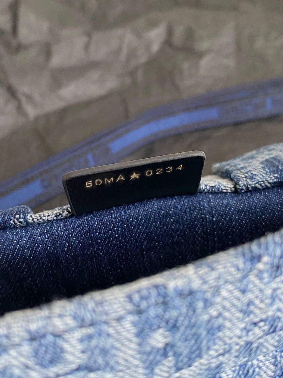 🈶牛仔蓝迷你 𝗖𝗗 𝗕𝗼𝗼𝗸 𝗧𝗼𝘁𝗲 24石洗丹宁 这期的牛仔系列真的超爱！ 它的热度不亚于任何一只经典款 深蓝色丹宁➕经典的Oblique印花， 不规则石洗效果，渐变感特别且帅气 牛仔很百搭也没有什么季节性， 所以这系列是既特别又经典 不怕过时 姐妹们可以放心冲！💕💕 21.5×13×7.5cm