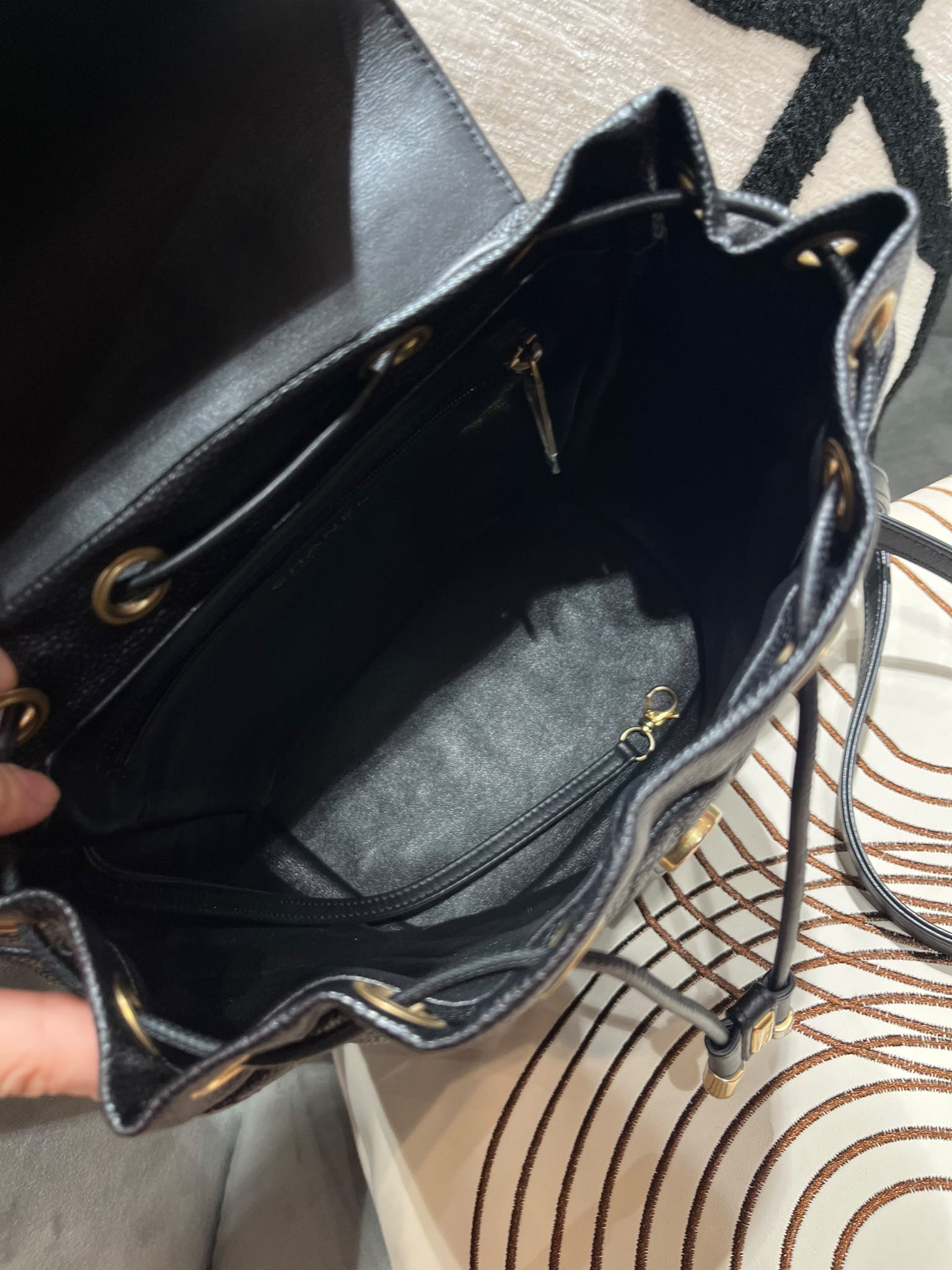 Chanel backpack cc filigree 荔枝牛皮金鏈 100%Authentic ,95%new  ✅card✅塵袋✅box 