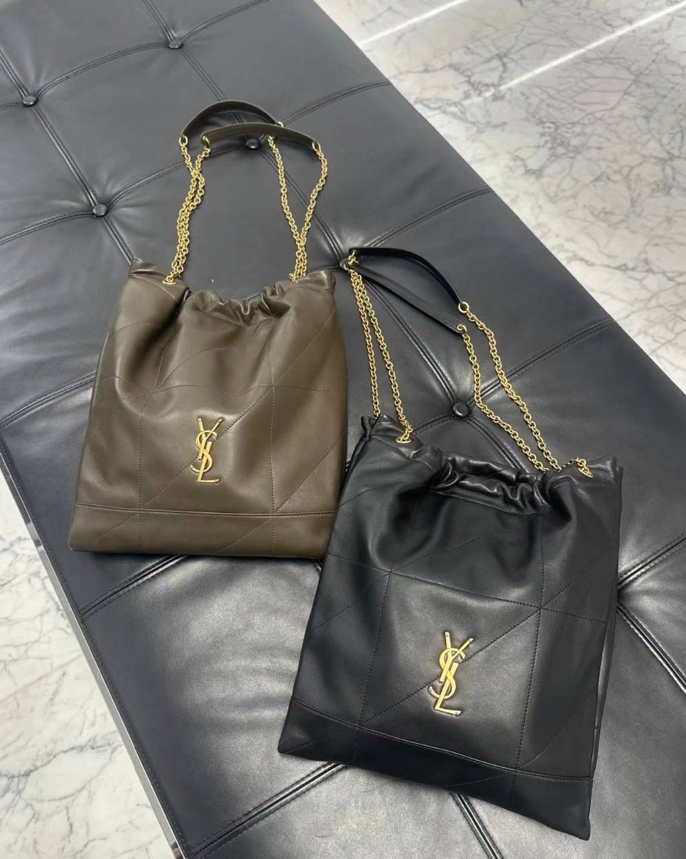 爆款🔥仅剩少量❗️ ys1 jamie垃圾袋黑色♟️ 其实一点都不想叫这只tote为"垃圾袋" 因为它实在太优雅太高级了 完全不是"垃圾袋"的那种粗犷和狂野 属于垃圾袋中仅一份的特立独行的风格 加上包身依旧用了小羊皮的质感 就显得它更秀气了☺️越看越喜欢🥰 大小容量也正好，整体不会拖沓 zp开发是基础操作了 要做到90%的相似度很简单 而要做到95%以上，那就要在各方面细节上都仔仔细细打磨一番了 没错，我家就是为了做到95%以上的相似度 才导致出货时间总是靠后 不过我相信酒香不怕巷子深 一定会有人懂我的✊🏻✊🏻 38×33×2cm781666m