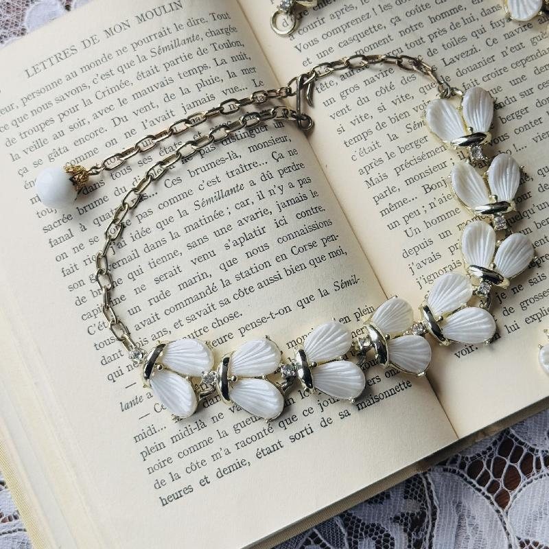 Vintage 1960s Pearlised Shell Shape Lucite Plastic Jewelry Set - Necklace, Bracelet and Clip Earrings (MT2127)