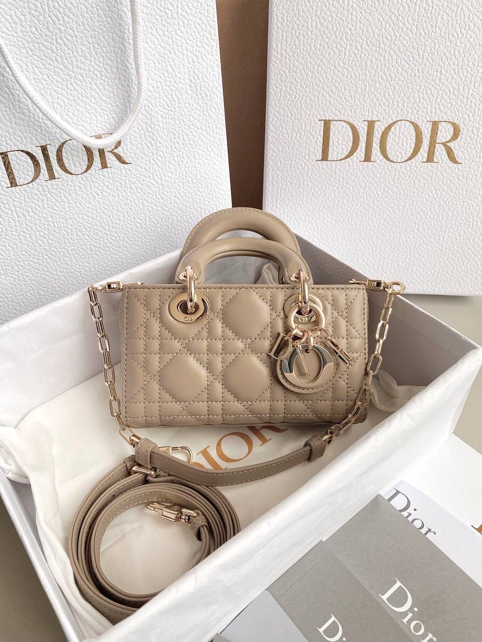 榛果超迷你🤎🤎 𝗗𝗶𝗼𝗿 𝗗-𝗝𝗼𝘆 𝗯𝗮𝗴羊皮，新色 时尚果然就是轮回，回归了一把中古戴妃 长方包形，短链条➕细长肩带直接封神！！ 复古时髦感超强，真是什么场合都可以把住 绝对是lady中的天花板了，强势出圈啦姐妹们😍🤩 17.5×10.5×6cm