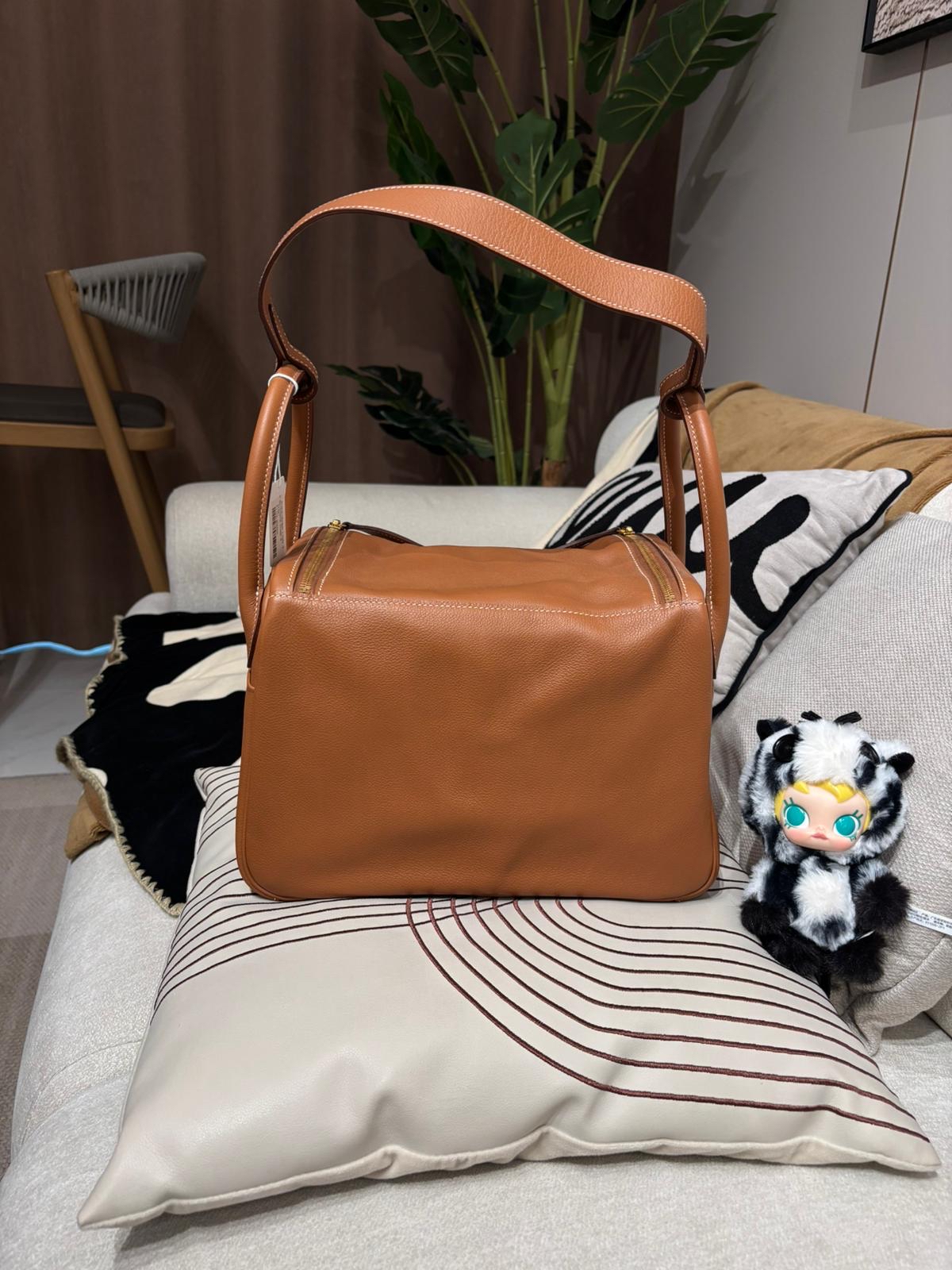 Hermes Lindy 30,STAMP D ,金金 W ercolor 牛皮 100%Authentic ,99%New ✅塵袋✅rain coat ✅box