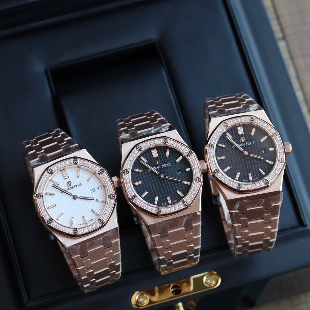 🚀原单AUDEMARS PIGUET爱彼 皇家橡树系列67女士石英腕表 独家原版拆解开模 所有配件均可原版互换使用，搭载原装瑞士F04111石英机芯。走时精准！全程CNC打磨，多次校对调整版型，棱角分明。表壳直径33MM,多边形状表圈与表壳精密相合，表圈以六边形螺丝栓固定在表壳上（圈口镶嵌精美施华洛世奇钻，璀璨夺目）表带链节精致规整，链节经过上百次细致的打磨处理，呈现出完美的纹理。折叠式表扣开合简单，佩戴方便。腕表表耳处呈弯折状，可以保证腕表与腕部更加贴合。表盘镌刻“Grande Tapisserie”大方格纹装饰，搭配荧光立体时标和皇家橡树指针，宽大的指针和时标让读时简单清晰。三点位置日期显示窗口，以阿拉伯数字显示。腕表为密闭表底，表底上镌刻皇家橡树系列的英文名称“Royal Oak”字样✨🔥