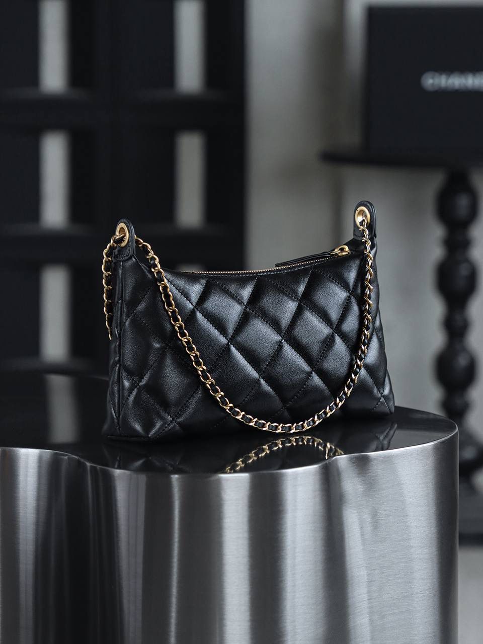 25S金幣hobo鑒定版👜 一包一碼 支持全球鑒定查驗身份證原廠專G 方框皮料過關清單資料可査詢 25S餃子包是本季顏值最高的hobo！ 雙鏈條腋下的設計，滿足各種背法！ 小金幣的點綴新增了復古時髦感！ 有一種可愛的時髦高級感！ 五金：厚鍍24K復古砂金 皮料：方框水晶羊皮 尺寸：17*26*8.5cm