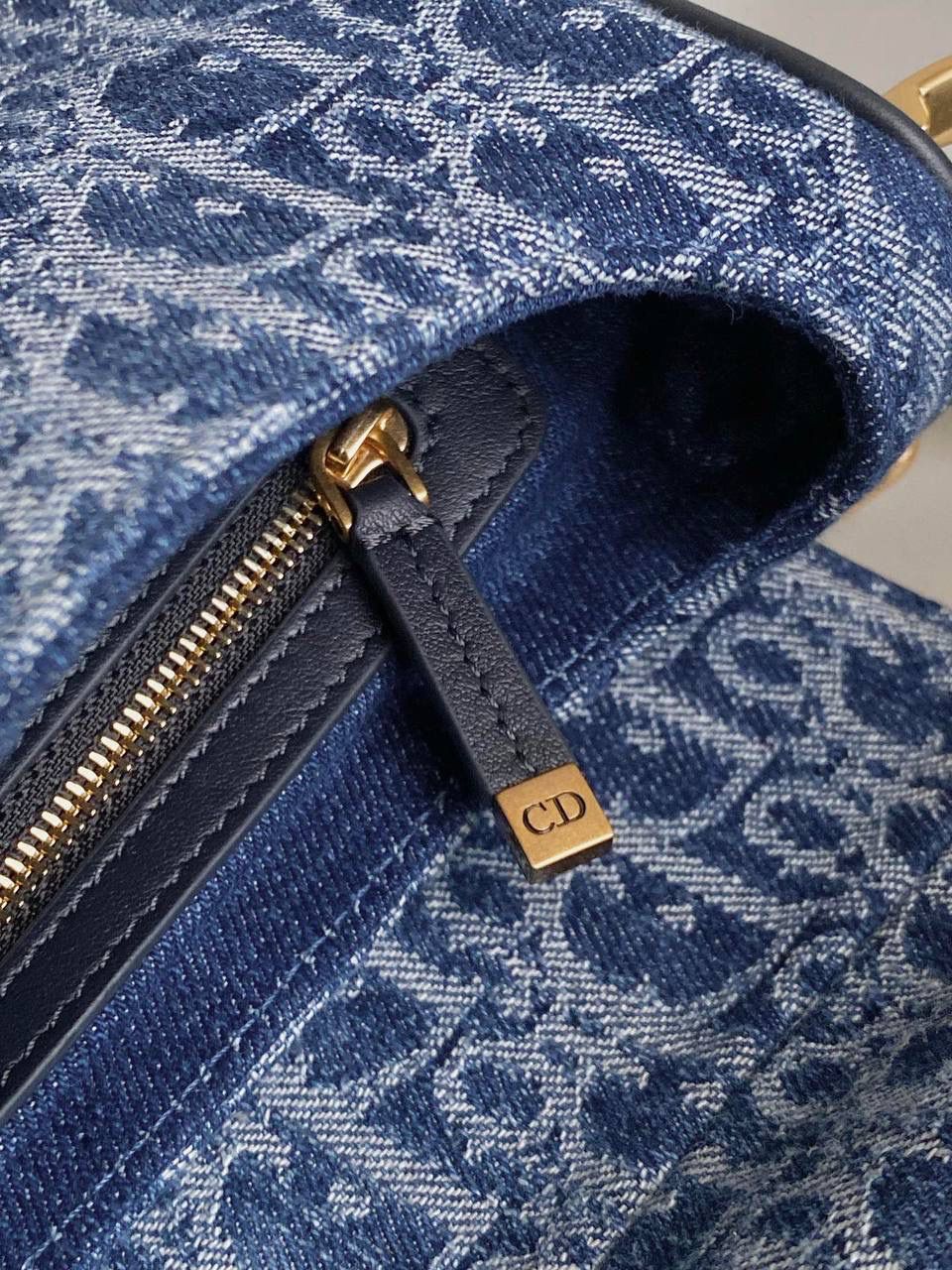 🈶马鞍包大号（配肩带） 𝗖𝗗 𝗦𝗮𝗱𝗱𝗹𝗲 24石洗丹宁 这期的牛仔系列真的超爱！ 它的热度不亚于任何一只经典款 深蓝色丹宁➕经典的Oblique印花， 不规则石洗效果，渐变感特别且帅气 牛仔很百搭也没有什么季节性， 所以这系列是既特别又经典 不怕过时 姐妹们可以放心冲！ 大号：24×6×18cm，#8006m 小号：17x5x15cm