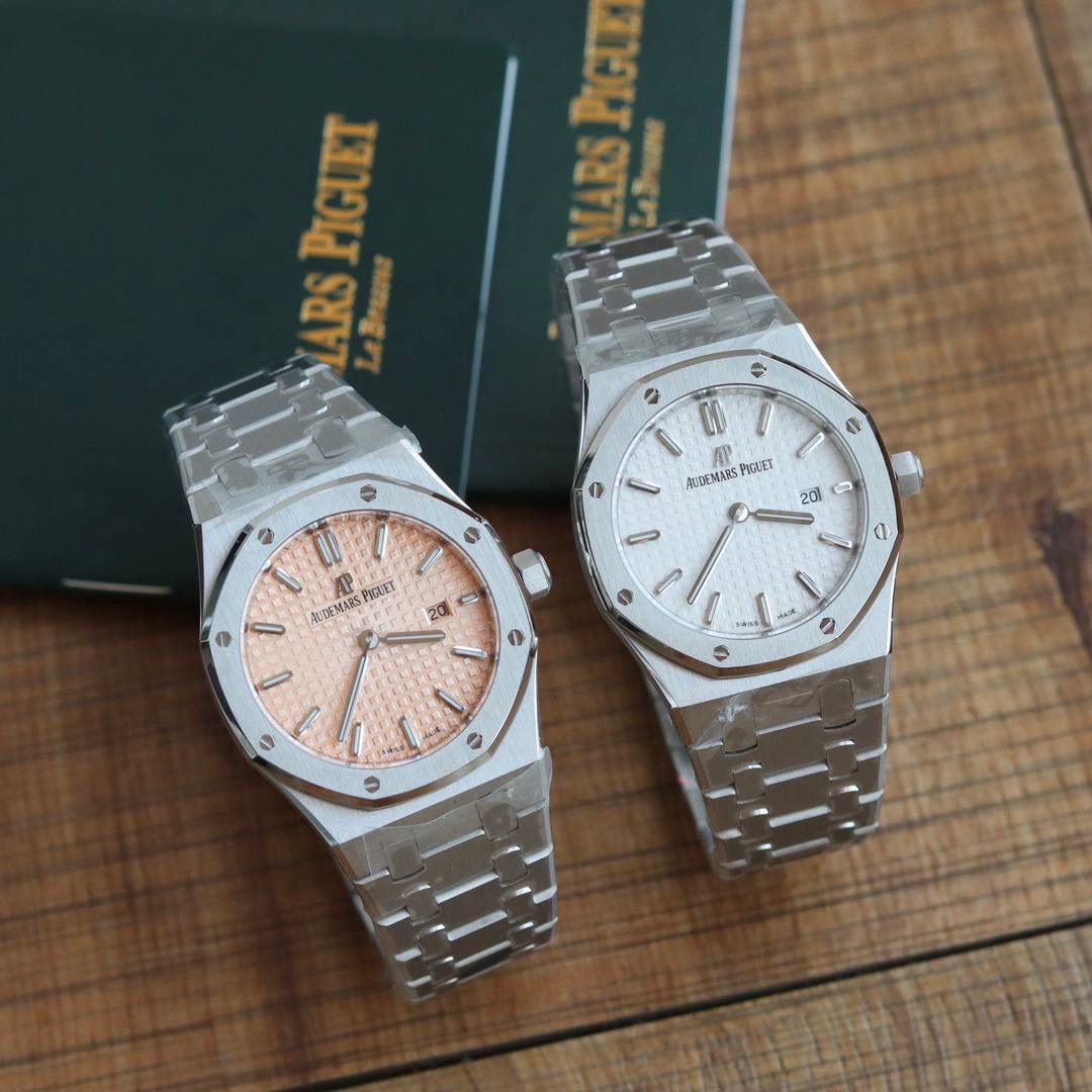 🚀原单AUDEMARS PIGUET爱彼 皇家橡树系列67女士石英腕表 独家原版拆解开模 所有配件均可原版互换使用，搭载原装瑞士F04111石英机芯。走时精准！全程CNC打磨，多次校对调整版型，棱角分明。表壳直径33MM,多边形状表圈与表壳精密相合，表圈以六边形螺丝栓固定在表壳上（圈口镶嵌精美施华洛世奇钻，璀璨夺目）表带链节精致规整，链节经过上百次细致的打磨处理，呈现出完美的纹理。折叠式表扣开合简单，佩戴方便。腕表表耳处呈弯折状，可以保证腕表与腕部更加贴合。表盘镌刻“Grande Tapisserie”大方格纹装饰，搭配荧光立体时标和皇家橡树指针，宽大的指针和时标让读时简单清晰。三点位置日期显示窗口，以阿拉伯数字显示。腕表为密闭表底，表底上镌刻皇家橡树系列的英文名称“Royal Oak”字样✨🔥