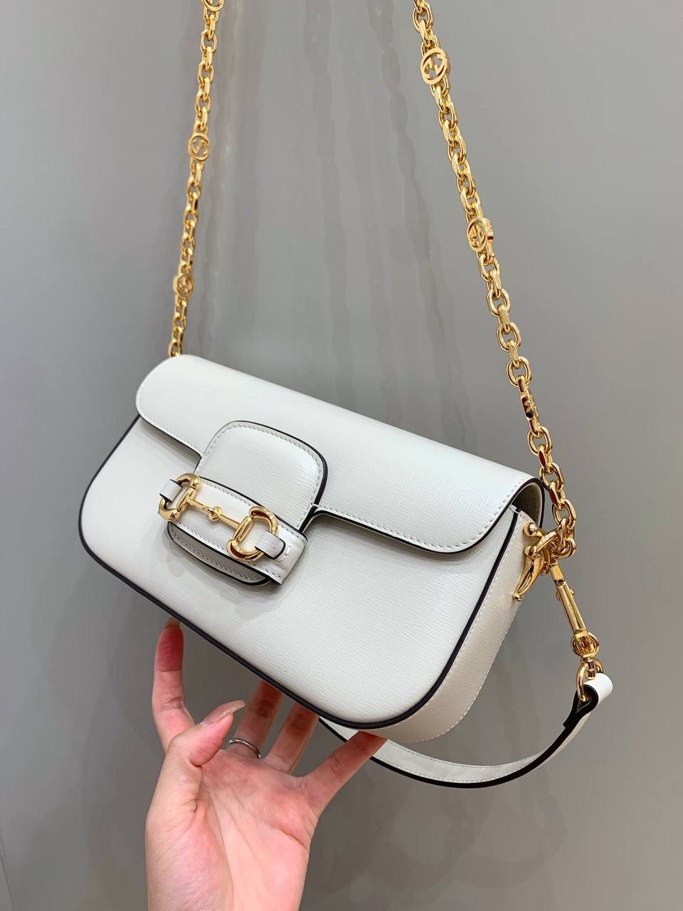 新背景实拍正品级 。Gucc1 horsebit法棍包（原皮白色） 销量王🔥全皮系列❗️ 抓住一只小可爱，又是颜值巅峰之作 法棍出全皮拉，比起老花我更爱全皮！ 时髦复古女孩的一眼心动， 腋下包造型真的是再一次惊艳 最火爆的马衔扣元素加上最时尚的腋下背法 今年妥妥的包王无疑了！ 品牌爸爸，你真的别太拿捏我！ 斜挎则改成了金属链条，太有撞击感了！ 全皮腋下背搭配金属斜挎背， 还没有正式上线就全网断货了， 就问你拒绝得了吗！！ 型号735178 尺寸24/13/5.5cm
