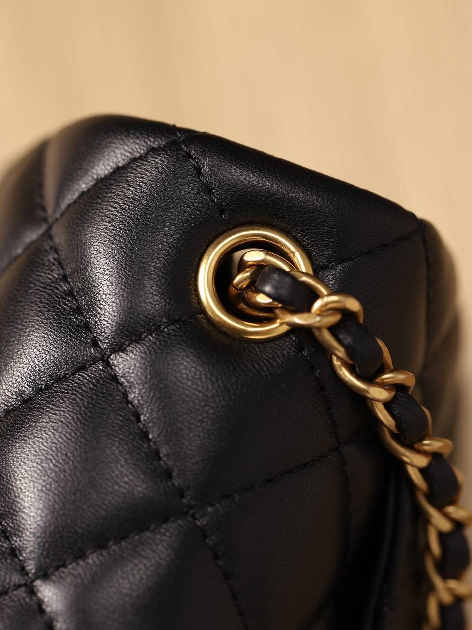 CHANEL 香奈儿 经典小金球系列 👜💞 mini CF 口盖包 单肩斜挎包 羊皮材质 黑色肩带可调节‼️ 经典的盖口包采用欧洲原产进口的羊皮和进口原厂纯钢顶级五金材质，内里也是采用原厂进口的羊皮，所有托料都是原装进口的，手感和专柜的一模一样💯 尺寸:20 x 13 x 7cm