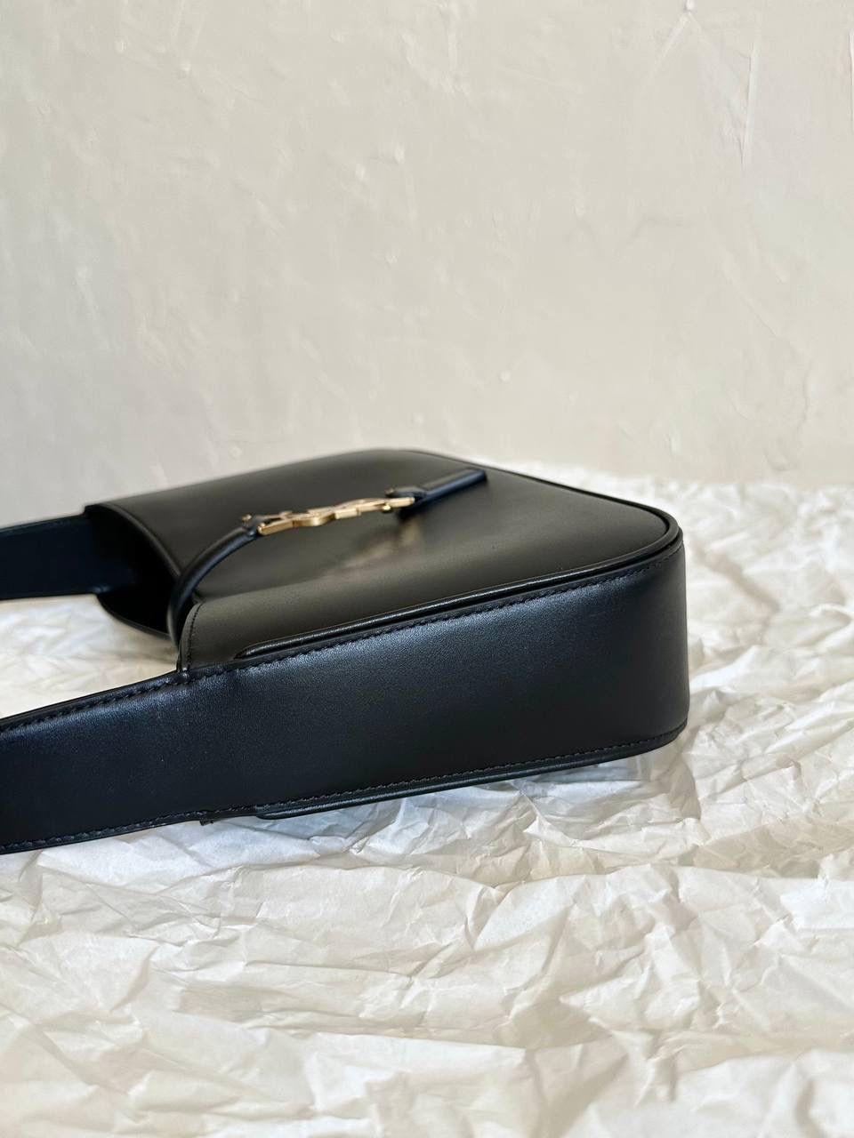 ys1 le5à7 光滑牛皮腋下包 平纹黑🖤 没找到他们家出的包包越来越极简主义 线条流畅，没有一丝一毫多余的废话 包身正面的一个logo说明一切 能留下来的都是这种简单款 日常最好搭配的也是这种 头层牛皮不仅光滑 皮感摸起来还有一点点韧度 内里搭配了我最爱的麂皮 真的是里里外外都非常打动人🖤 我的私心强推！ 23×16×6.5cm651350m