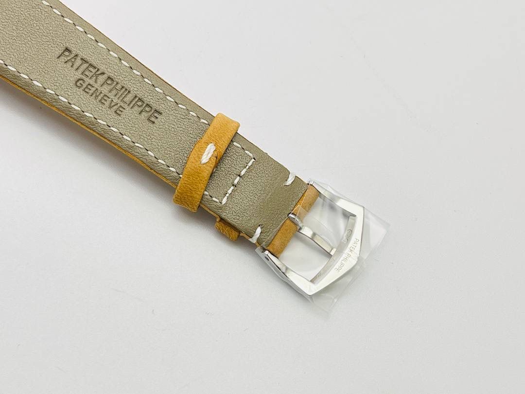 市场最高版本 百达.翡丽Calatrava系列Ref.5226G-001腕表！ 1⃣️表壳：百达Calatrava系列表款便因其圆润流畅的表壳形状享有盛名。百达.翡丽以这一特点为墓础重新设计该表款，在表壳侧缘雕饰巴黎钉纹。 2⃣️设计师还开发出一种特殊表壳结构，令表耳与表壳底盖融为一体，从而使巴黎钉纹全面覆盖表壳侧边。 3⃣️根据原装开模，壳套设计贴合原装！ 4⃣️字面：炭灰色表盘流露复古韵味，边缘呈黑色渐变效果，其微妙粒纹令人联想起古董相机外壳。 5⃣️表盘搭配覆米色荧光涂层的白金立体字块，以及低调内敛的"轨道式"秒钟刻度。 6⃣️白金针筒型时针及分针覆米色荧光涂层。3字位位置设有日期视窗，采用米色字块！ 7⃣️搭配黑色背景机芯：采用进口9015为基础机芯并加以改装升级！机芯夹板桥经倒角，边缘作细意打磨，大小夹板饰以鱼鳞纹、日内瓦波纹，夹板表面有包金雕刻，螺丝凹槽经打磨和倒角，所有细节尽善尽美，同时印有百达翡丽经典双P印记！ 8⃣️表带：全新Ref.5226G-001 表款有两款可互换表带，一款为米色绒面小牛皮，另一款为黑色小牛皮，饰有压花纹理图案和米色缝线。两款表带均搭配白金针扣，同时配备快拆生耳，让更换表带操作更加便捷！