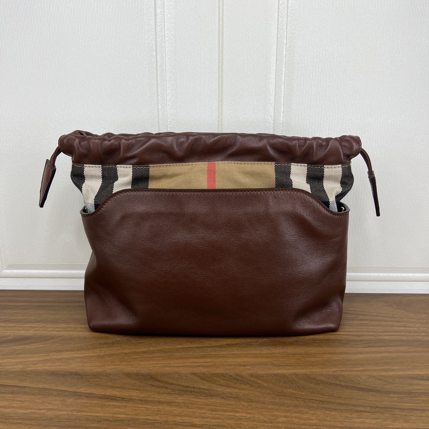 【預訂貨品】Burberry 小牛皮水桶包