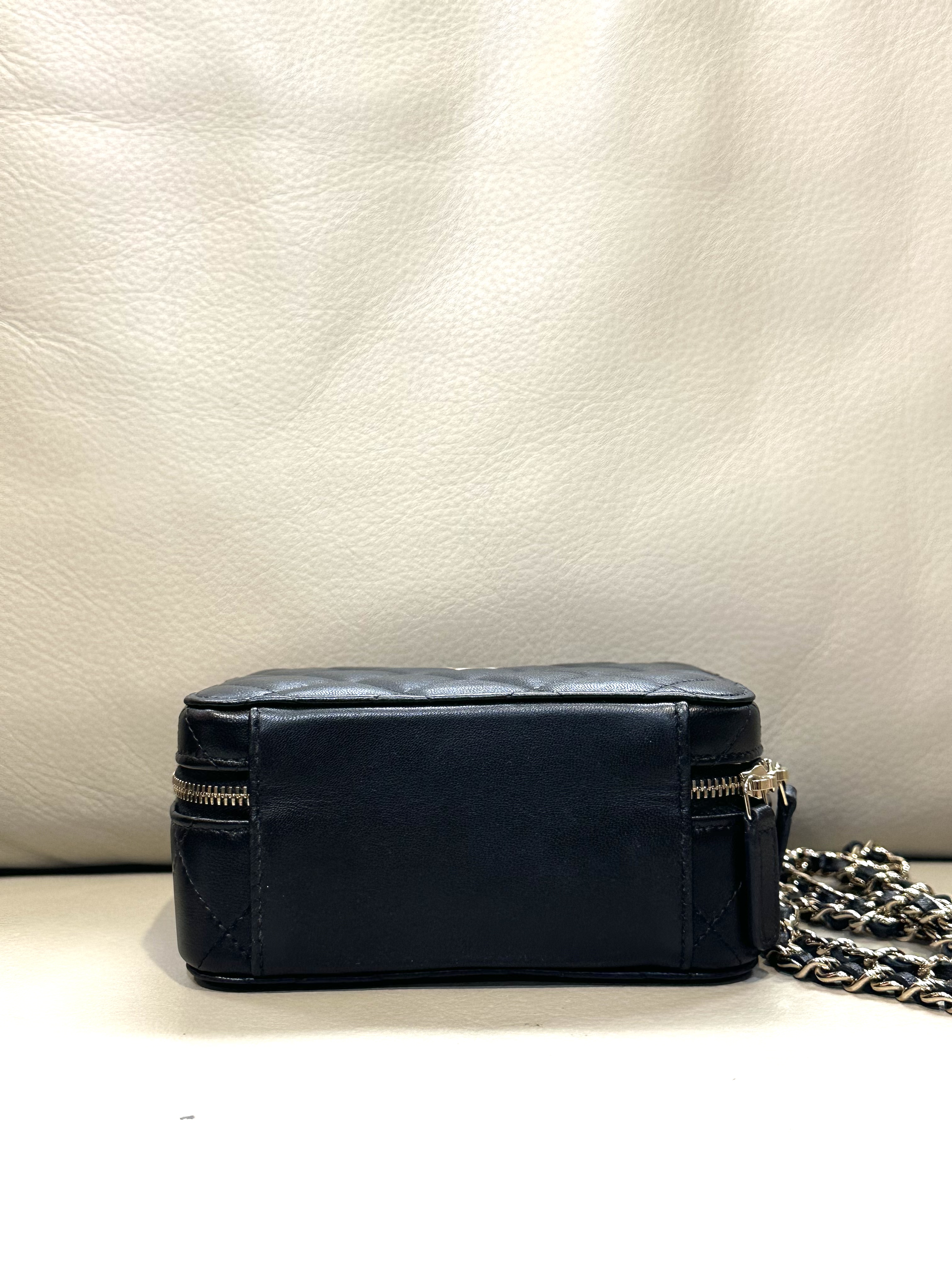 Pre-owned Chanel Pearl Crush Camera Bag / Product Code: 26040502