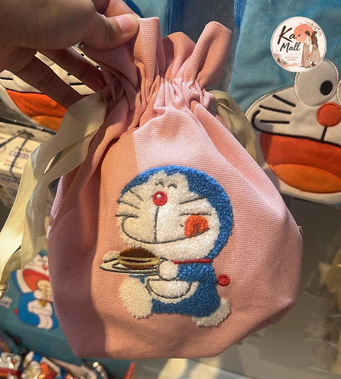 多啦A夢毛絨刺繡束口袋 銅鑼燒款/坐姿款 粉色/淺藍色 萬用收納包