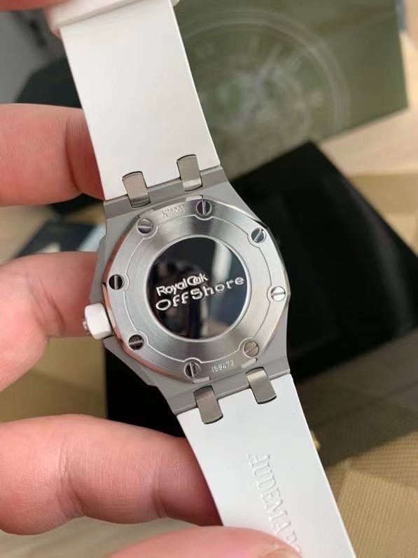 🚀全网独家新款，官网已停售 爱彼女款，皇家橡树离岸型，原装瑞士石英机芯、37表盘、厚度11.1毫米，原装进口防尘表带，反炫光处理蓝宝石水晶玻璃、包18K玫瑰金镶钻，32颗VV S足反南非真钻、精美绝伦、37表盘男女通杀！数量不多、手快有手慢无！