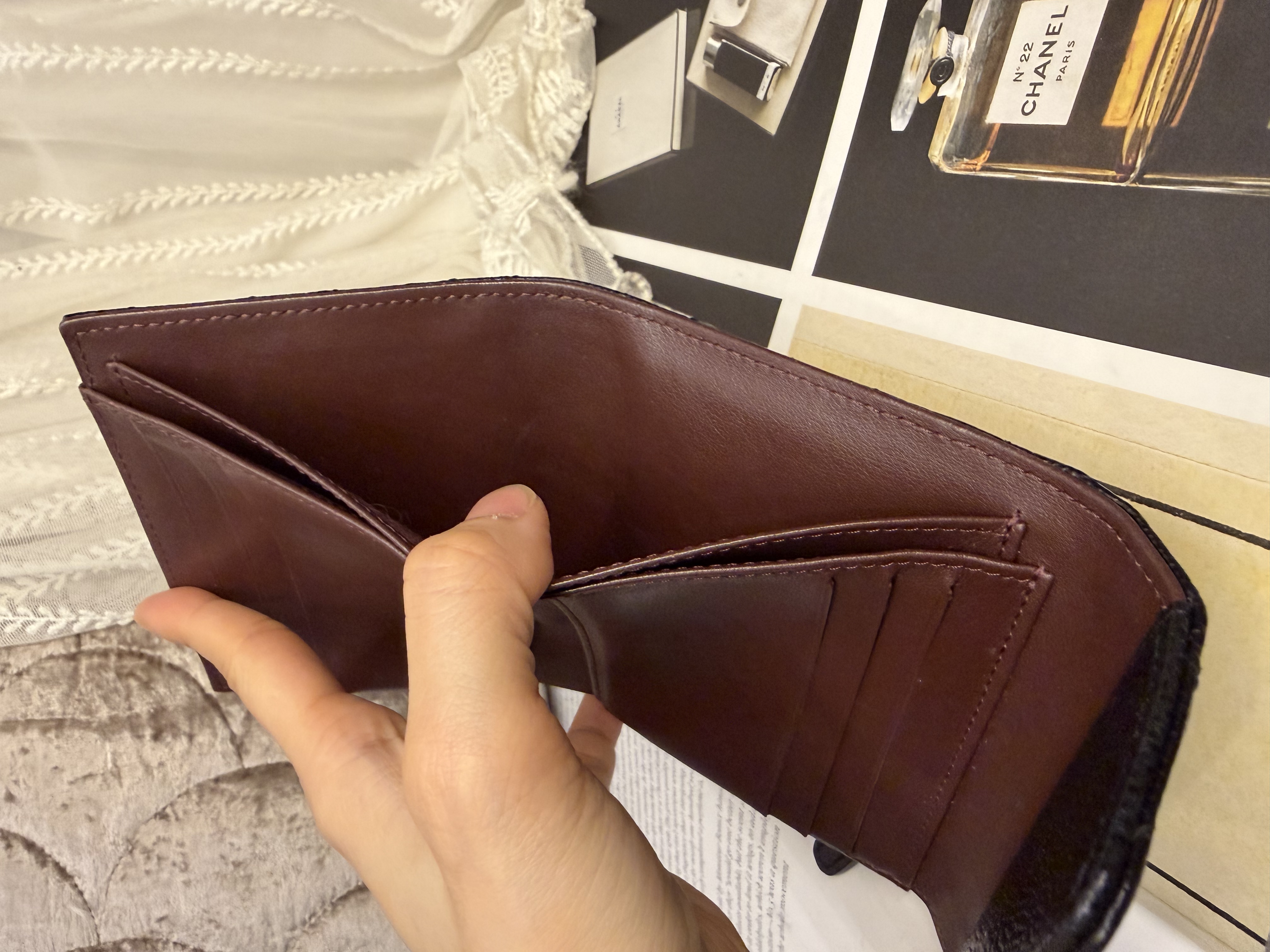 接近閑置 Chanel cc logo black caviar short wallet phw