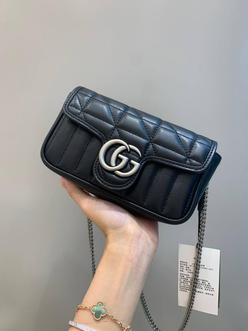 新背景实拍正品级 。几何系列黑色16.5cm‼️ 公认最百搭的黑色，无论什么，黑色都是可以闭眼入不踩雷的颜色，新花样新感觉，搭配银色五金也是绝配，棱格饱满度绝对很加分‼️ 型号476433；尺寸16.5/10/4.5cm