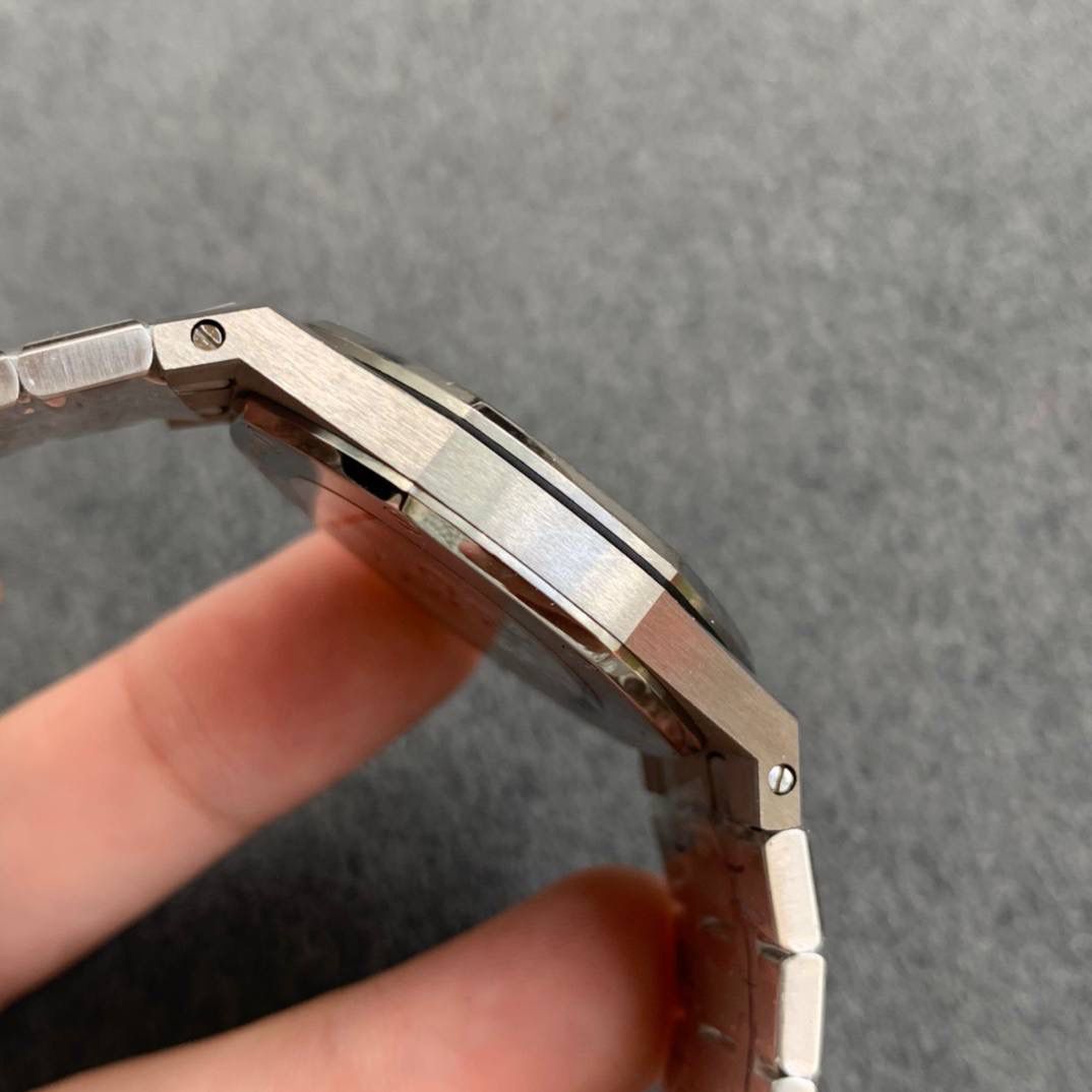 🚀连专柜都很难买的AP女款到货啦！皇家橡树系列中的女士腕表，其官方型号为67651ST.ZZ.1261ST.01，皇家 橡树系列独有的八角形外观还拥有a p独特的设计风格也将女士优雅风格融入其中，深受女士们的爱戴，即使只有33毫米的小尺寸，也将爱，，彼独有的纯净美感与刚毅线条展现的淋漓尽致。 而镶满钻石的表圈也为佩戴的女士增添了更多的柔美。搭载瑞士石英机芯、拥有实用的日历显示功能‼️