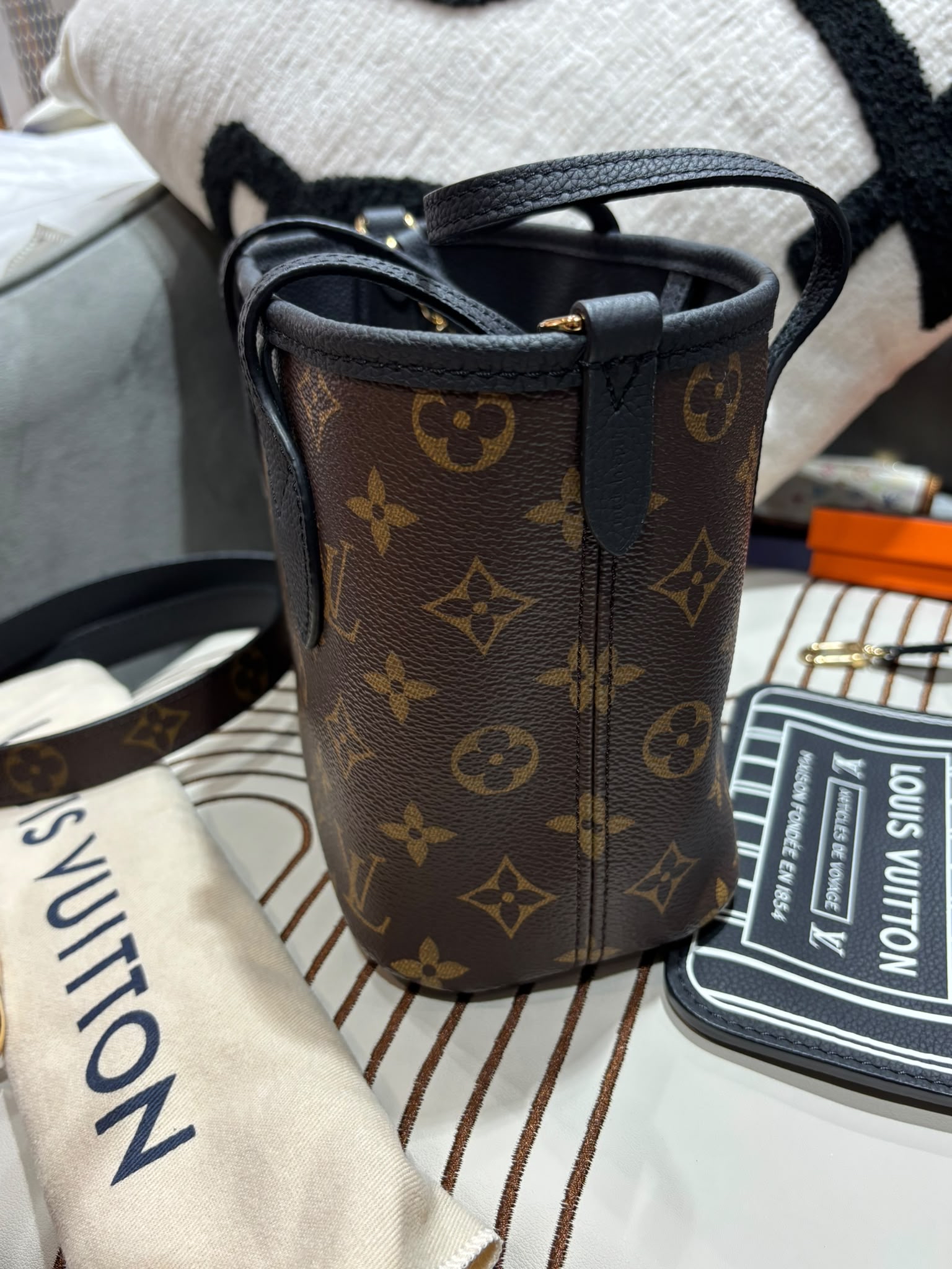 LV Neverfull Inside out bb leather100%Authentic, 99%New ✅pouch ✅Dust bag✅Box