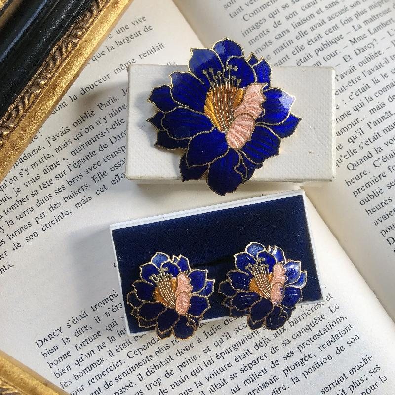 Vintage C.a. 1980s Golden Outline Cobalt Blue Flowerhead Enamel Set of Brooch and Stud Earrings - Likely Made in Taiwan（MT638）