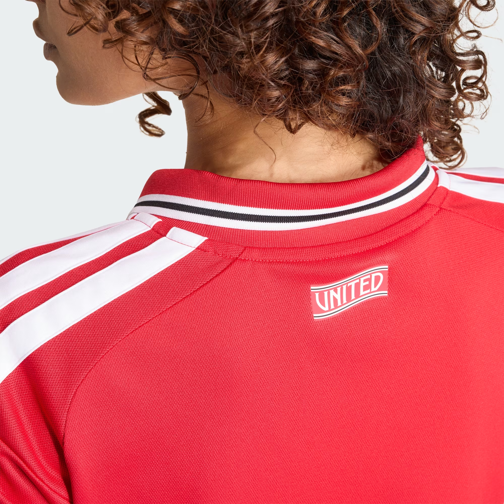 重現七十年代紅魔榮光 Adidas Manchester United 曼聯 2026-27 女裝主場球迷版球衣 (可加印字章) KC4794
