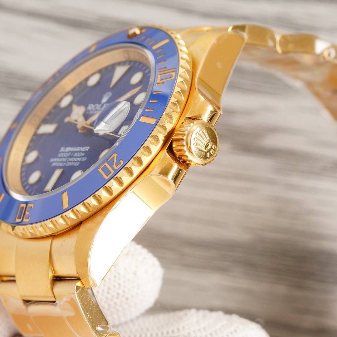 劳力士Rolex潜航者41MM 震撼发布！ 【技术优点】 1⃣️直径41MM新款水鬼【表圈】圈口一体成型（非蚀刻）蓝宝石夜光珠，铂金电镀刻度色泽均匀永不褪色，绿鬼翠绿透亮，黑鬼深邃如墨。超强夜光。🎮NH2 2⃣️ 【表镜】采用蓝宝石材质的抗刮损镜面，蓝膜日历晶体。 3⃣️ 【904L 精钢表壳】通过精心打磨和严格的质量把控，确保版型到位，拉丝和抛光能够比肩正品工艺 ，由内到外匠心打磨，表壳尺寸数据完美还原。🎮 4⃣️ 【一键弹扣】表带顺滑，同样904L精制而成，带粒和表扣细节均做倒角打磨，佩戴手感柔软舒适，操作不费力，表扣编号1LD。 5⃣️防水性能可与正品匹敌——旋入式外圈、底盖及上链表冠系统，接合中层表壳，极致展现蚝式钢表壳的防水性能！防水300M！