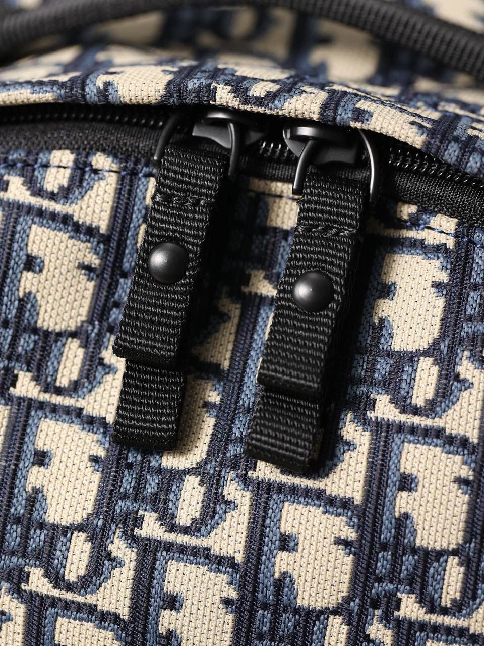 小号DIORTRAVEL 👜✨ 双肩背包蓝色提花面料 Oblique 印花 这款 DiorTravel 双肩背包巧妙融合 Dior 的标志性细节与时尚而实用的设计。 采用蓝色提花防水科技面料精心制作，通体饰以 Oblique 印花，正面饰以醒目的“CHRISTIAN DIOR”标志。 宽敞的主隔层设有拉链，可轻松打开，便于收纳和取用各种日常用品。 可手提、肩背或双肩背，搭配手柄和肩带。 尺寸：23 x 10 x 30cm