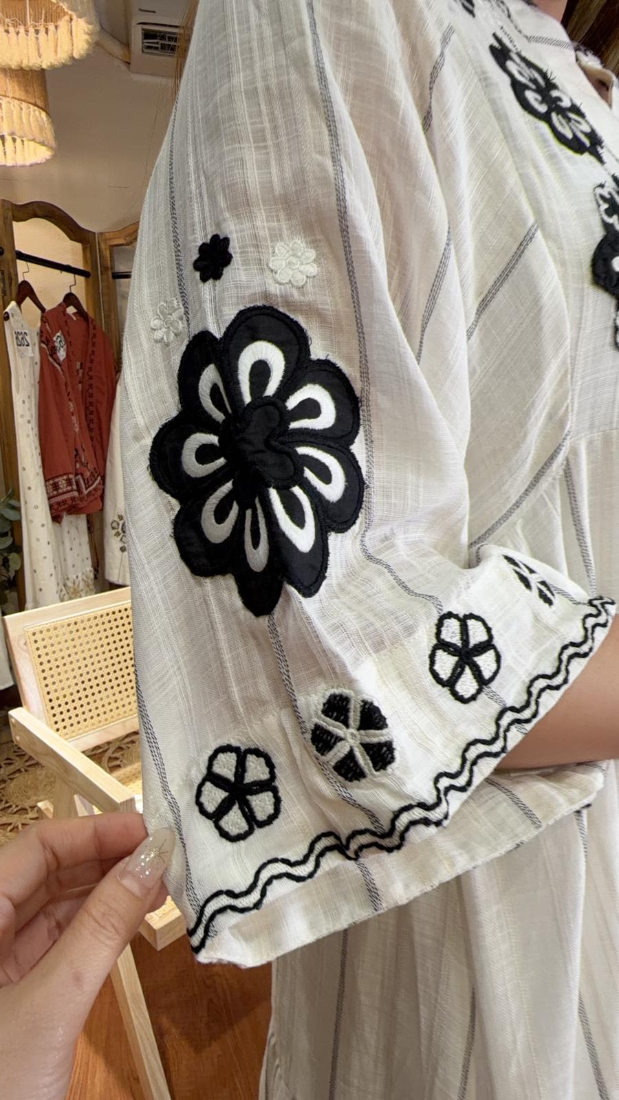 PKT 2638 Soft White With Black Emb Flower OP 50"