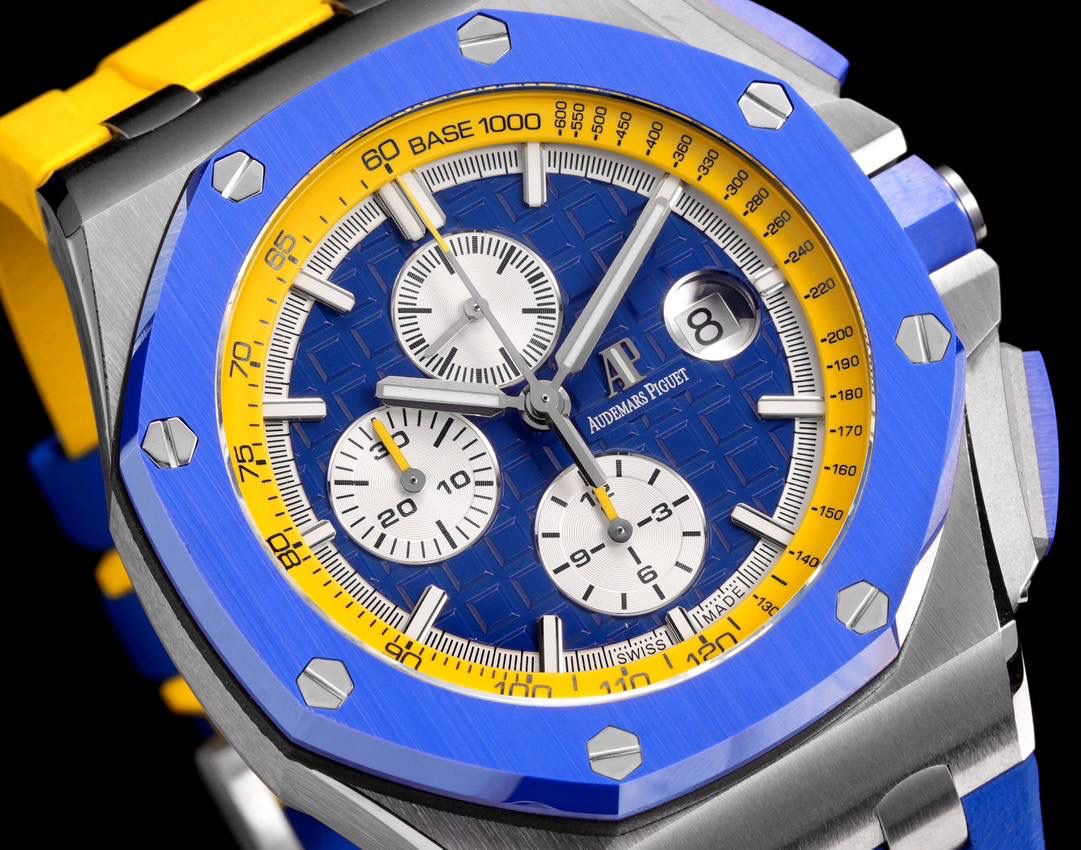 🚀皇家橡树离岸型26400/26238/26470系列正式登场！款式最全，做工最好的爱彼计时款腕表来了，有做工好的顶级货😍💯廉价的小厂货就别去考虑了！ 1，机芯采用12位小秒的定制版3126计时机芯，完美还原原版所有功能。经过精密打磨，大大加强了其稳定性。 2，其中碳纤维系列表壳采用全新碳纤维复合材料——「Carbon TPT® B.4」打造，这种高科技材料比常规 Carbon TPT® 密度提高4%，纤维硬度提升15%，树脂强度提升30%，材料结构经过各项异性优化，保持轻盈同时无比坚韧，提供迄今最强的抗冲击性能。 3，字面颜色均采用目前最先进电镀技术，非几年前的简单喷漆技术。每一个巧克力格纹装饰，通过CNC级别打磨，无限接近原版。 4，同步原版搭载微微活动头粒，胶带采用进口氟橡胶材质，皮带采用美洲鳄鱼皮材质，更加耐磨耐造。