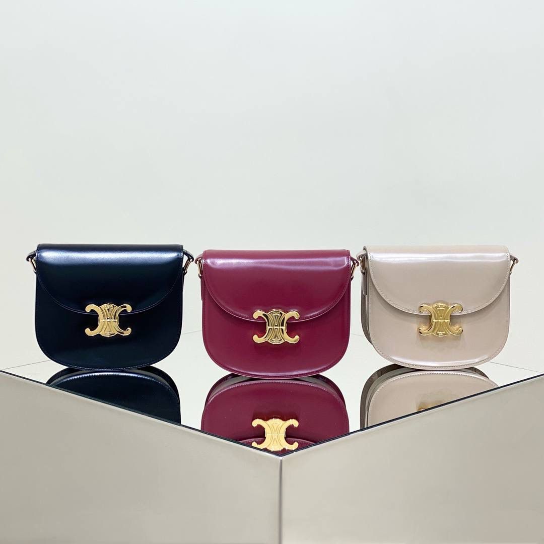 经典𝑻𝒓𝒊𝒐𝒎𝒑𝒉𝒆元素结合法式马鞍包包型，是经典衣橱中必不可少也是历久弥新的全新CELINE包款。无论是小资风格、千禧风格还是摇滚酷飒风格这款包都能够完美搭配。