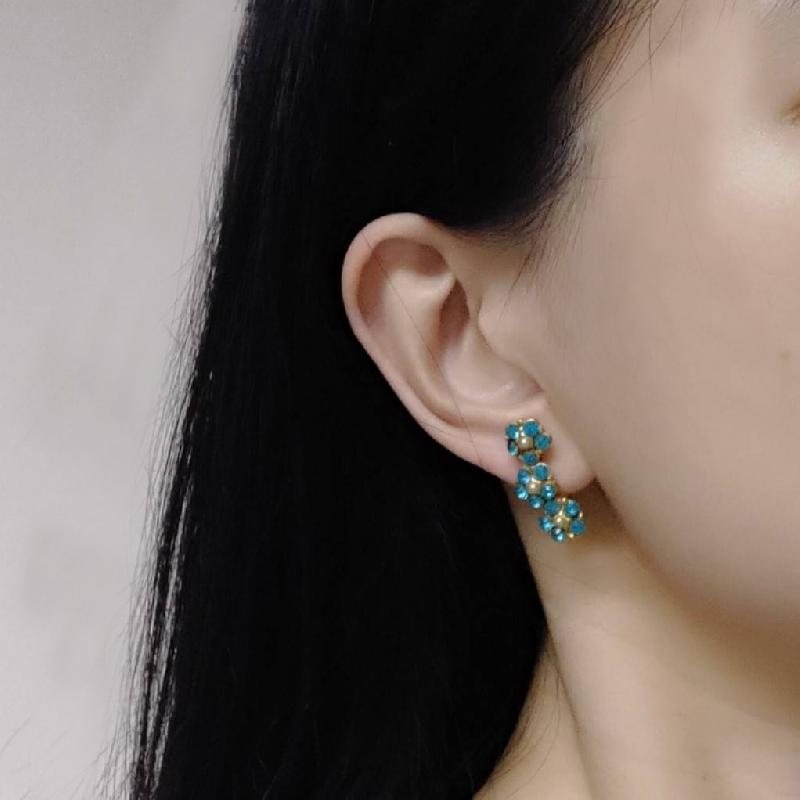 c.a. 1940-50s Adorable A Row of Three Dainty Aqua Blue Rhinestone x Faux Pearl Screwback Earrings (MT1360-1)