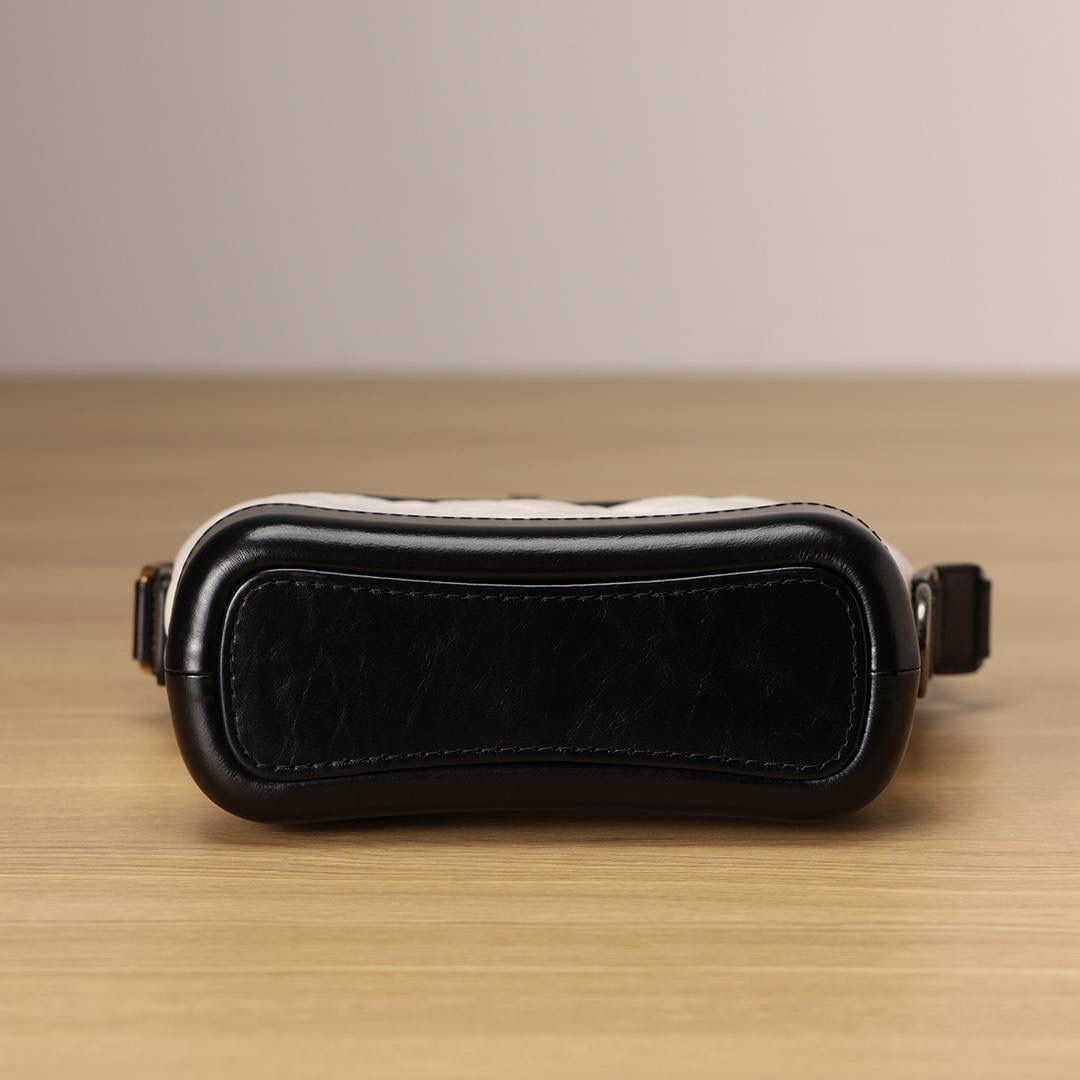 chanel流浪包白色小号👜💞 还是独家老渠道货 都是欧洲原产进口的牛皮和纯钢五金组装的尾单货 独一无二的品质✨五金是纯钢复古五金 黑色和金色搭配 随意调节肩带 绝对的百搭爆款🌟 尺寸:15 x 8 x 20cm