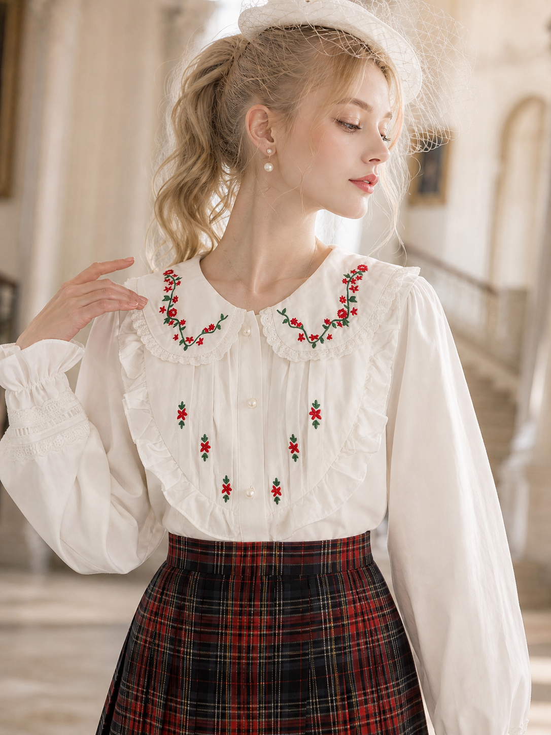 薔薇莊園的午茶時光 ∙ 紅綠小花刺繡蕾絲翻領襯衫 Afternoon Tea at the Rose Manor ∙ Red & Green Floral Embroidered Lace Collar Blouse